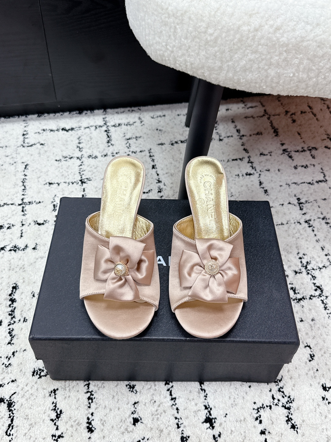 NO:706725,Chanel Chanel 26/ Spring and summer new Xiaoxiang 26X double C pearl buckle camellia slippers sandals C family classic camellia design, gentle style is completely mastered!  The breath of summer, a must-have item for slippers, which are lazy and comfortable on the feet!  Each petal is handmade from leather. It is unambiguous about the material and pays great attention to texture details. The upper is silk/customized burst leather, the lining is sheepskin, the heel height is 8.5cm/5.5cm/2.5cm, the sole is Italian genuine leather, Size#34-42 (34.40.41.42, custom-made and non-refundable), slippers, chanel, chanel, chanel, slippers, sheepskin, real silk, Leather soles19860909Chanel香奈儿 26/ 春夏新款小香26X 双C珍珠扣山茶花一字拖鞋 凉拖鞋 C家经典山茶花设计,温柔风一整个拿捏了！夏天该有的气息 一字拖必备单品,上脚慵懒舒适！ 每一片花瓣都是皮革手工制作,对于材质毫不含糊,非常注重质感细节的一款. 鞋面真丝/定制爆裂皮 内里羊皮 跟高8.5cm/5.5cm/2.5cm 鞋底意大利真皮大底 Size#34-42（34.40.41.42定做不退换）,拖鞋,chanel,chanel,chanel,slippers,sheepskin,real silk,Leather soles,Women's Shoes