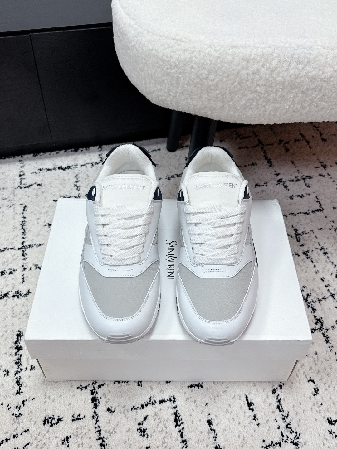 NO:681092,#couplestop version SAINT LAURENT 25/ Bump 45 low-top sports casual shoes Saint Laurent BUMP series low-top sports shoes, white leather + gray suede splicing, dark blue rubber embellishment, simple and layered. The tongue and back have brand logos, which are highly recognizable!  The rubber soles have strong grip and are comfortable to wear. They are versatile for daily commuting or leisure, and can be easily controlled in a variety of styles. Fabric: Original cowhide. Lining: Comfortable towel lining. Outsole: Original open molded Tou combined sole. Size: #35-45 (Customized for women 40 men and 45 men), casual shoes/sports shoes, saint laurent, saint laurent, sneakers, cowhide, chamois leather19860909#情侣款 顶级版本 SAINT LAURENT圣罗兰 25/ Bump 45 低帮 运动 休闲鞋 圣罗兰BUMP系列低帮运动鞋,白色皮革+灰色麂皮拼接,深蓝橡胶点缀,简约又有层次感.鞋舌和后帮有品牌标志,辨识度超高！橡胶鞋底抓地力强,穿着舒适,日常通勤或休闲都很百搭,轻松驾驭多种穿搭风格~ 面料: 原版牛皮 内里: 舒适毛巾里 大底: 原版开模Tou组合底 Size: #35-45（女40男45订做）,休闲鞋/运动鞋,saint laurent,saint laurent,sneakers,cowhide,chamois leather,Women's Shoes