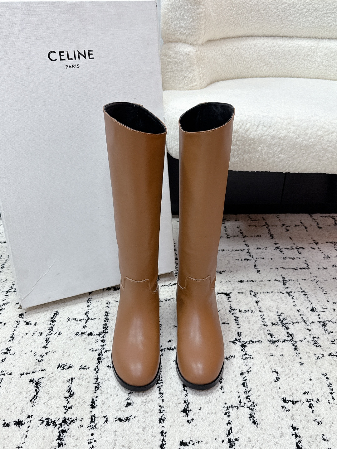 NO:681030,#TOPVERSION CELINE Celine 25/ BUMARGARET Arc de Triomphe Chelsea Boots Entering autumn and winter, a must-have boot series for fashionistas’ shoe cabinets. The shoe body is cleverly integrated with the classic Arc de Triomphe elements. The exquisiteness allows Celine’s iconic style to be fully revealed.  Round toe design, retro and versatile. Thick rubber outsole has good grip and has a certain heightening effect. It combines retro British style and modern fashion sense and can be matched with various styles of clothing. It is a classic style in the fashion circle and is not easy to go out of style. Cowhide upper, sheepskin lining, heel height 3.5cm, genuine leather outsole  Size#35-41 (40.41 custom-made, non-refundable), boots, celine, celine, boots, cowhide, sheepskin, Leather soles19860909#顶级版本 CELINE 赛琳 25/ BUMARGARET 凯旋门 切尔西 长靴 踏入秋冬 时尚达人们的鞋柜里必备靴子系列 鞋身巧妙融入经典的凯旋门元素 精致无比让Celine的标志性风格展露无遗 . 圆头设计,复古又百搭.厚底橡胶外底,具有良好的抓地力,同时带有一定增高效果.融合了复古英伦风与现代时尚感,可搭配多种风格的服饰,是时尚圈经典且不易过时的款式. 鞋面牛皮 内里羊皮 跟高3.5cm 鞋底真皮大底 Size#35-41（40.41定做不退换）,靴子,celine,celine,boots,cowhide,sheepskin,Leather soles,Women's Shoes