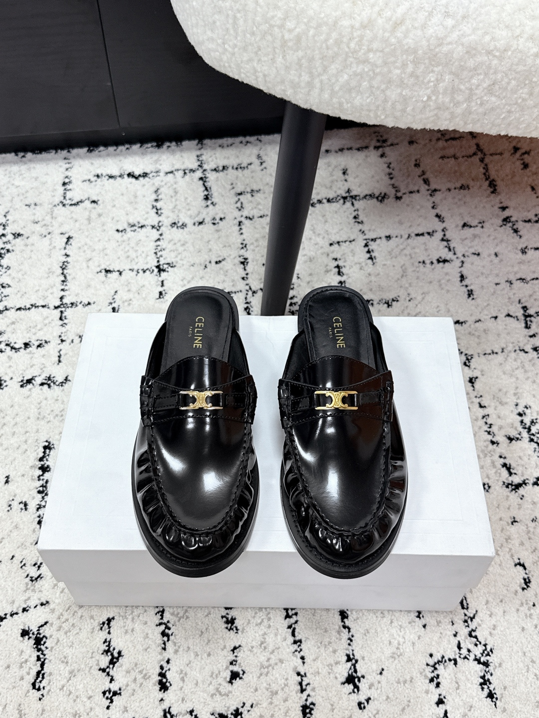 NO:681041,Celine 25/ Classic Mary Jane Muller loafers and half-flop. Celine this season is really open and unique. You must buy a pair of Celine loafers this year. It is a retro style classic. It is super versatile, simple and elegant. It can be matched with skirts and trousers. It is a perfect match and shows its brand atmosphere. Upper: specific open edge beaded cowhide/cowhide/patent leather. Lining: imported sheepskin lining. Outsole: combination outsole size  #35-41 (40.41 custom-made, non-refundable), loafers, celine, celine, loafers, mary jane, skirts, cowhide, sheepskin19860909Celine 赛琳 25/ 经典 玛丽珍 穆勒 乐福鞋 半拖 这一季的赛琳真的是开了挂、太有特色了 今年必须要入手一双celine乐福鞋 ,复古风经典款 超级百搭 简单大气 无论裙装裤装都能随意搭配 妥妥的颜霸 无不彰显它的品牌气息 鞋面:特定开边珠牛皮/牛皮/漆皮 内里:进口羊皮里 大底:组合大底 size #35-41 (40.41订做不退换）,乐福鞋,celine,celine,loafers,mary jane,skirts,cowhide,sheepskin,Women's Shoes