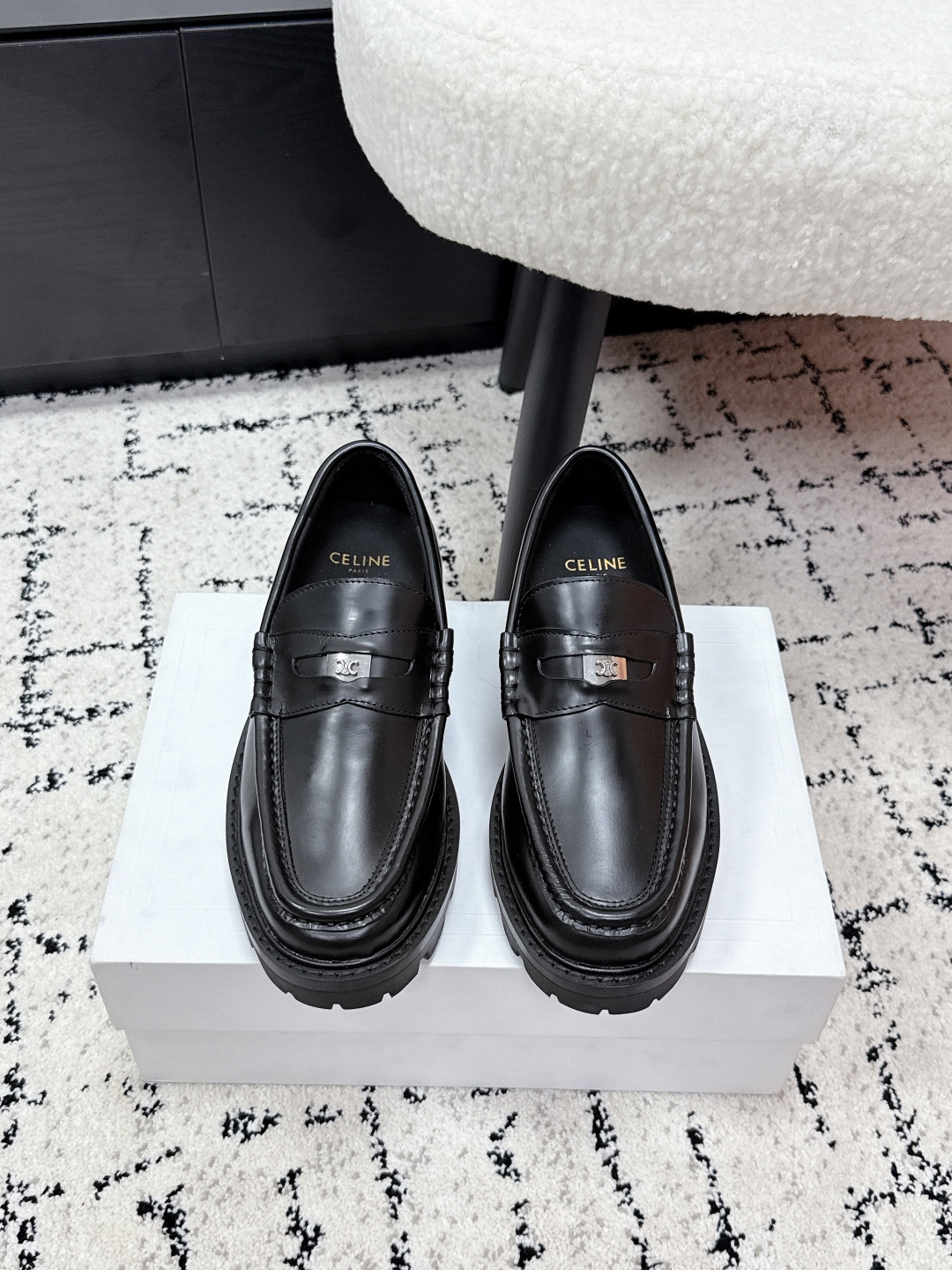 NO:681046,Celine 25/ Classic Mary Jane Muller loafers. This season Celine is really open and unique. This year you must buy a pair of Celine loafers. The retro style classic style is super versatile, simple and elegant. It can be matched with skirts and trousers. It has a perfect look that shows its brand atmosphere. Upper: specific open edge beaded cowhide/cowhide/patent leather. Lining: imported sheepskin lining. Outsole: combination outsole size  #35-41 (40.41 custom-made, non-refundable), loafers, celine, celine, loafers, mary jane, skirts, cowhide, sheepskin19860909Celine 赛琳 25/ 经典 玛丽珍 穆勒 乐福鞋 这一季的赛琳真的是开了挂、太有特色了 今年必须要入手一双celine乐福鞋 ,复古风经典款 超级百搭 简单大气 无论裙装裤装都能随意搭配 妥妥的颜霸 无不彰显它的品牌气息 鞋面:特定开边珠牛皮/牛皮/漆皮 内里:进口羊皮里 大底:组合大底 size #35-41 (40.41订做不退换）,乐福鞋,celine,celine,loafers,mary jane,skirts,cowhide,sheepskin,Women's Shoes