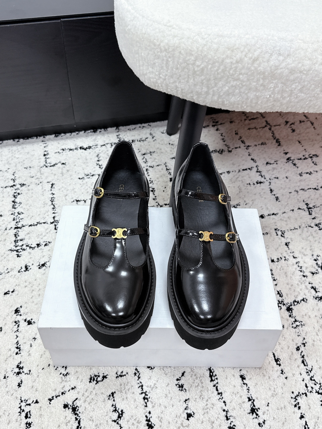 NO:681053,Celine 25/ Classic Mary Jane Tassel Mule Loafers This season Celine is really open and unique. This year you must buy a pair of Celine loafers, a retro style classic, super versatile, simple and elegant. It can be matched with skirts and trousers. It has a perfect look that shows its brand atmosphere. Upper: specific open edge beaded cowhide/cowhide/patent leather. Lining: imported sheepskin lining. Outsole: combination outsole size  #35-41 (40.41 custom-made, non-refundable), loafers, celine, celine, loafers, mary jane, skirts, cowhide, sheepskin19860909Celine 赛琳 25/ 经典 玛丽珍 流苏 穆勒 乐福鞋 这一季的赛琳真的是开了挂、太有特色了 今年必须要入手一双celine乐福鞋 ,复古风经典款 超级百搭 简单大气 无论裙装裤装都能随意搭配 妥妥的颜霸 无不彰显它的品牌气息 鞋面:特定开边珠牛皮/牛皮/漆皮 内里:进口羊皮里 大底:组合大底 size #35-41 (40.41订做不退换）,乐福鞋,celine,celine,loafers,mary jane,skirts,cowhide,sheepskin,Women's Shoes