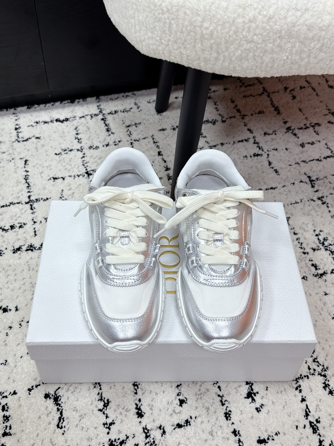 NO:679266,#couplestop version Dior Dior 26/ Early Spring Latest Tech Series Mesh Thick Sole Casual Sneakers This Dior Tech sneaker is a new product of the 2026 early spring ready-to-wear series. It is equipped with fashionable details and highlights retro aesthetics. White cow leather and light beige suede cow leather uppers are paired with transparent mesh fabric side splicing. The heel and tongue are embellished with the Christian Dior Paris logo. The textured same-tone Dior logo sole adds a high-end style.  Exquisite packaging at the delivery counter. Fabric: Original customized imported first-layer cowhide, imported soft sheepskin lining, original molded non-slip TPU material for soles. Size: #35-40 for women, 39-46 for men (customized for men 46), casual shoes/sports shoes, dior, dior, sneakers, cowhide, sheepskin19860909#情侣款 顶级版本 Dior迪奥 26/ 早春 最新Tech系列 网面 厚底 休闲 运动鞋 这款 Dior Tech 运动鞋是二零二六早春成衣系列新品,搭配时尚细节,彰显复古美学.白色牛皮革和浅米色绒面牛皮革鞋面,搭配透明网眼织物侧面拼接,后跟和鞋舌点缀以 Christian Dior Paris 标志.富有纹理的同色调 Dior 标志鞋底增添高订风范 配送专柜精美包装 面料:原版定制进口头层牛皮 内里进口柔软羊皮里 鞋底原版开模防滑TPU材质 Size:#女款35-40 男39-46（男46订做）,休闲鞋/运动鞋,dior,dior,sneakers,cowhide,sheepskin,Women's Shoes