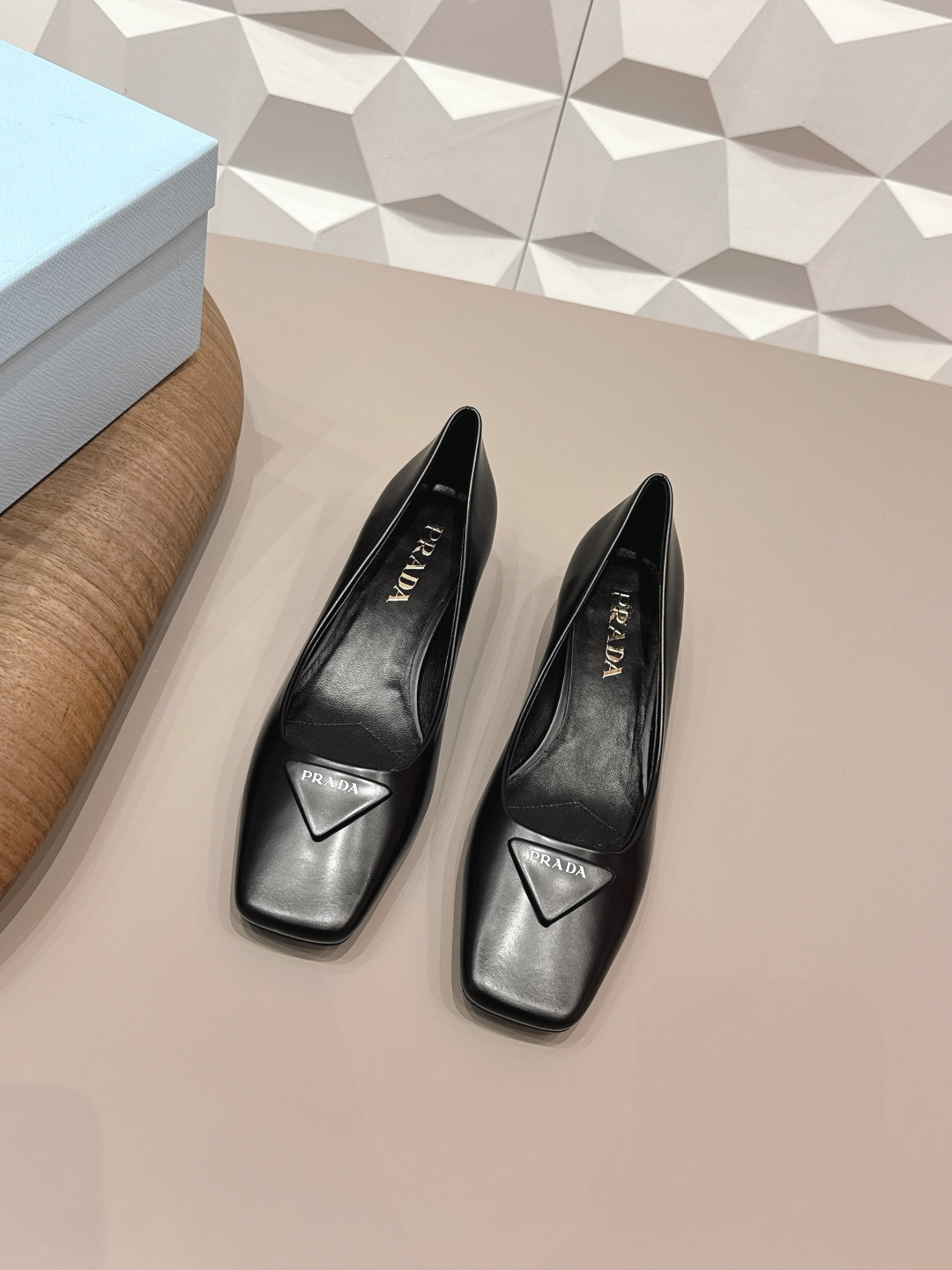 NO:695469,: 'Exclusive top version' PRA*D Pra*da 2026 vs early spring catwalk popular fashion shoes series... [Square toe triangle buckle shoes]  PRADA's spring and summer T-stage catwalk show is the same style as 'Dream Never Sleeps'. Prada can use it on important occasions. The fresh style has a bit of nobility and is perfect on the feet. When worn with this shoe, it is elegant and crystal clear, regardless of the material of various accessories.  , all are exclusively customized one to one, and must be zero distance from the original version. The entire series is full of exciting and unexpected combinations of elements, different materials, textures of fabrics, and a strong artistic atmosphere, allowing you to appreciate the ever-changing style of Prada girls...  Upper: Original customized open edge beads Lining: Original customized sheepskin Foot pads: Original customized sheepskin Outsole: Original customized leather outsole Heel height: 3.5cm Packaging: Original full set of packaging Number of yards: 35-39 (40.41. Customized non-returnable) Color: Official website updated simultaneously, sandals, prada, prada, sandals, sheepskin, Leather soles19860909:《独家顶级版本》 PRA*D普拉*达2026vs早春走秀爆款时装单鞋系列 ……【方头三角扣单鞋】 PRADA春夏T台走秀网红同款＂造梦不夜城＂,Prada能在重要场合上用得上了,小清新风带点贵气的感觉,上脚非常完美,穿搭配上此鞋,优雅大方,晶莹剔透,无论各种配件材质,都是独家一比一定制,必做到原版零距离,整个系列都充满了令人兴奋和意外的元素结合,不同的材质,肌理的面料的表现,具有极浓的艺术气息,让你领略Prada女孩的百变风格…… 鞋面:原版定制开边珠 内里:原版定制羊皮 垫脚:原版定制羊皮 大底:原版定制真皮大底 跟高:3.5cm 包装:原版全套包装 码数:35-39(40.41.定制不退换） 颜色:官网同步更新,凉鞋单鞋,prada,prada,sandals,sheepskin,Leather soles,Women's Shoes