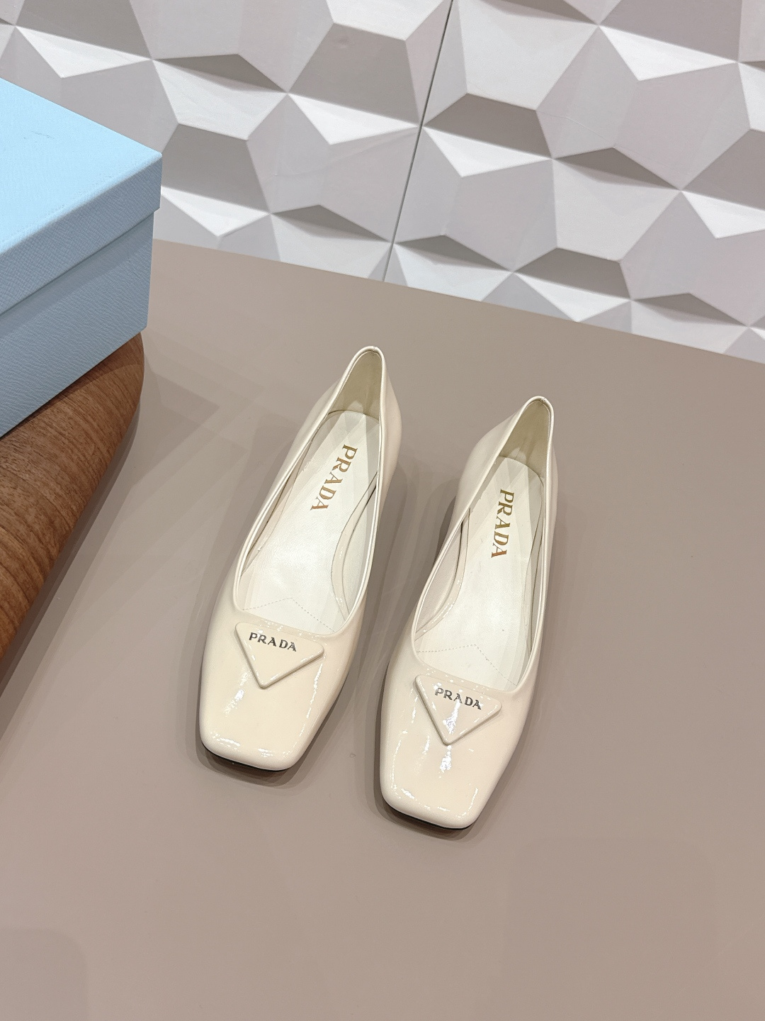 NO:695474,: 'Exclusive top version' PRA*D Pra*da 2026 vs early spring catwalk popular fashion shoes series... [Square toe triangle buckle shoes]  PRADA's spring and summer T-stage catwalk show is the same style as 'Dream Never Sleeps'. Prada can use it on important occasions. The fresh style has a bit of nobility and is perfect on the feet. When worn with this shoe, it is elegant and crystal clear, regardless of the material of various accessories.  , all are exclusively customized one to one, and must be zero distance from the original version. The entire series is full of exciting and unexpected combinations of elements, different materials, textures of fabrics, and a strong artistic atmosphere, allowing you to appreciate the ever-changing style of Prada girls...  Upper: Original customized patent leather Lining: Original customized sheepskin Foot pads: Original customized sheepskin Outsole: Original customized leather outsole Heel height: 3.5cm Packaging: Original full set of packaging Number of yards: 35-39 (40.41. Customized non-returnable) Color: Official website updated simultaneously, sandals, prada, prada, sandals, sheepskin, Leather soles19860909:《独家顶级版本》 PRA*D普拉*达2026vs早春走秀爆款时装单鞋系列 ……【方头三角扣单鞋】 PRADA春夏T台走秀网红同款＂造梦不夜城＂,Prada能在重要场合上用得上了,小清新风带点贵气的感觉,上脚非常完美,穿搭配上此鞋,优雅大方,晶莹剔透,无论各种配件材质,都是独家一比一定制,必做到原版零距离,整个系列都充满了令人兴奋和意外的元素结合,不同的材质,肌理的面料的表现,具有极浓的艺术气息,让你领略Prada女孩的百变风格…… 鞋面:原版定制漆皮 内里:原版定制羊皮 垫脚:原版定制羊皮 大底:原版定制真皮大底 跟高:3.5cm 包装:原版全套包装 码数:35-39(40.41.定制不退换） 颜色:官网同步更新,凉鞋单鞋,prada,prada,sandals,sheepskin,Leather soles,Women's Shoes