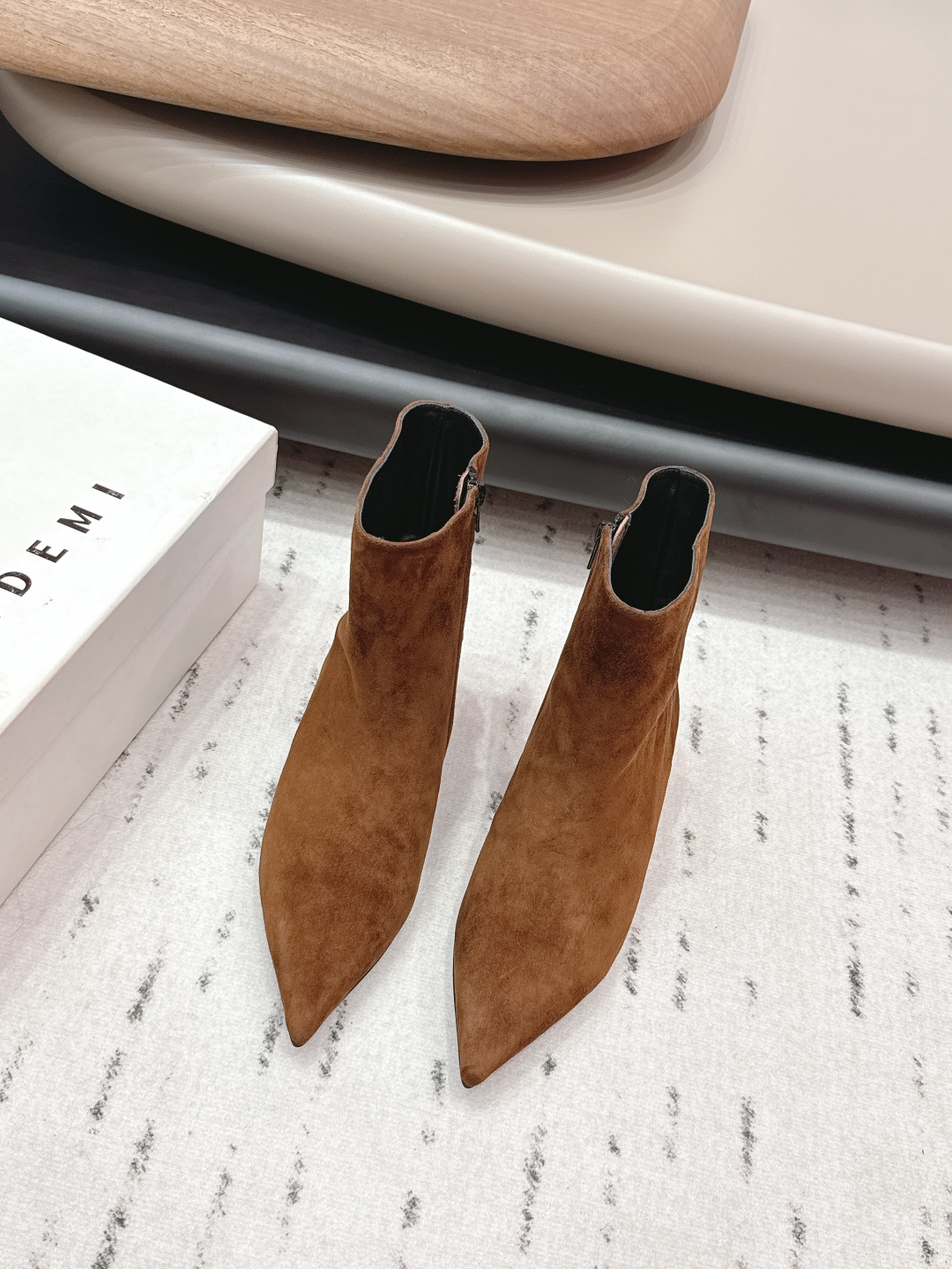 NO:695509,Factory: 'Exclusive top version' HIDEM～2025vs autumn and winter popular boots series... [Pointed zipper short boots]  This boot adopts the integration of pointed elements, showing a natural retro texture. The pointed toe design has smooth lines and is simple and elegant, which not only shows your tall figure, but also effectively improves comfort, while the fish scale pattern anti-slip rubber sole has excellent wear resistance and anti-slip properties, allowing you to maintain stability and confidence in any occasion. The back zipper design of the boots also fully considers practicality, integrating comfort, practicality and fashion, making it an indispensable and versatile item in your shoe cabinet... Fabric: Original custom cashmere  Lining: original customized sheepskin Foot pads: original customized sheepskin Outsole: original molded non-slip outsole Heel height: 2.5cm Size: 35-39 (40.41. Customization is non-returnable) Packaging: original full set of packaging Color: official website updated simultaneously, boots, boots, sheepskin19860909工厂:《独家顶级版本》 HIDEM～2025vs秋冬爆款靴子系列……【尖头拉链短靴】 这款靴子采用尖头元素的融入,呈现出自然复古的质感.尖鞋头设计线条流畅,简约大气,既显高挑身材,又能有效提升舒适度,而鱼鳞纹防滑橡胶底则具有出色的耐磨性和防滑性,让你在任何场合都能保持稳定与自信.靴子的后拉链穿脱设计也充分考虑到了实用性,集舒适、实用与时尚于一身,是你鞋柜中不可或缺的百搭单品… 面料: 原版定制羊绒 内里: 原版定制羊皮 垫脚: 原版定制羊皮 大底: 原版开模防滑大底 跟高:2.5cm 码数:35-39（40.41.定制不退换） 包装:原版全套包装 颜色:官网同步更新,靴子,boots,sheepskin,Women's Shoes