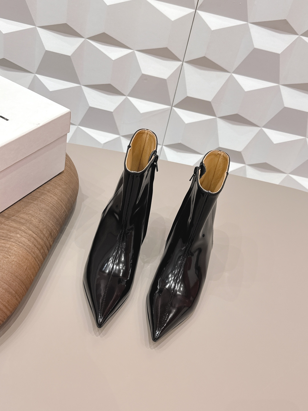 NO:695502,Factory: 'Exclusive top version' HIDEM～2025vs autumn and winter popular boots series... [Pointed zipper short boots]  This boot adopts the integration of pointed elements, showing a natural retro texture. The pointed toe design has smooth lines and is simple and elegant, which not only shows your tall figure, but also effectively improves comfort, while the fish scale pattern anti-slip rubber sole has excellent wear resistance and anti-slip properties, allowing you to maintain stability and confidence in any occasion. The back zipper design of the boots also fully considers practicality, integrating comfort, practicality and fashion, making it an indispensable and versatile item in your shoe cabinet... Fabric: Original custom patent leather  Lining: original customized sheepskin Foot pads: original customized sheepskin Outsole: original molded non-slip outsole Heel height: 2.5cm Size: 35-39 (40.41. Customization is non-returnable) Packaging: original full set of packaging Color: official website updated simultaneously, boots, boots, sheepskin19860909工厂:《独家顶级版本》 HIDEM～2025vs秋冬爆款靴子系列……【尖头拉链短靴】 这款靴子采用尖头元素的融入,呈现出自然复古的质感.尖鞋头设计线条流畅,简约大气,既显高挑身材,又能有效提升舒适度,而鱼鳞纹防滑橡胶底则具有出色的耐磨性和防滑性,让你在任何场合都能保持稳定与自信.靴子的后拉链穿脱设计也充分考虑到了实用性,集舒适、实用与时尚于一身,是你鞋柜中不可或缺的百搭单品… 面料: 原版定制漆皮 内里: 原版定制羊皮 垫脚: 原版定制羊皮 大底: 原版开模防滑大底 跟高:2.5cm 码数:35-39（40.41.定制不退换） 包装:原版全套包装 颜色:官网同步更新,靴子,boots,sheepskin,Women's Shoes