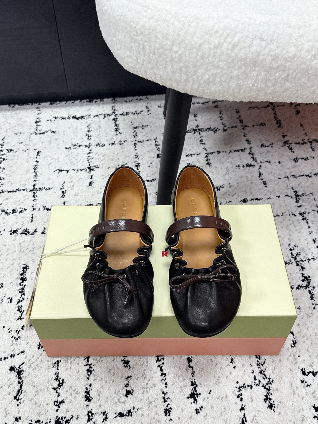 NO:681096,Paired with socks Marni 26/ Early Spring Pleated Ruffles Mary Jane Ballet Shoes Flats combine the soft shoe shape of ballet flats with the thin straps of Mary Janes. The shoe mouth is decorated with ruffle pleats, and the toe is matched with a thin ribbon bow. The sweet element adds a retro cool feeling due to the texture of leather, breaking the single elegance of ballet shoes.  The upper is made of soft leather, and the shoe body has an elastic pleated design that can fit the foot shape without pressuring the foot; the flat-soled heelless version is paired with a slightly wide shoe last, taking into account the comfort and tolerance of daily walking. The childlike ruffles and bows are combined with the simple ballet shoe shape to create a highly recognizable shoe that combines 'sweet girl style + retro style'. Sheepskin upper, sheepskin lining, rubber foam outsole  size#35-40 (customized for 40), ballet shoes, marni, mary jane, flats, sheepskin, socks19860909配袜子 Marni 26/ 早春 褶皱荷叶边 玛丽珍 芭蕾鞋 平底鞋 融合芭蕾平底鞋的柔软鞋型与玛丽珍鞋的细绑带,鞋口加入荷叶边褶皱装饰,鞋头搭配细带蝴蝶结,甜美元素中又因皮革的质感增添了复古酷感,打破了芭蕾鞋的单一优雅感. 鞋面采用软质皮革,鞋身有弹性褶皱设计,能贴合脚型且不压脚；平底无跟的版型搭配微宽的鞋楦,兼顾日常行走的舒适度与包容性.童趣的荷叶边、蝴蝶结与简约的芭蕾鞋型结合,打造出辨识度高的“甜妹风+复古风”结合的鞋款. 鞋面羊皮 内里羊皮 大底橡胶发泡 size#35-40（40订做）,芭蕾舞鞋,marni,mary jane,flats,sheepskin,socks,Women's Shoes