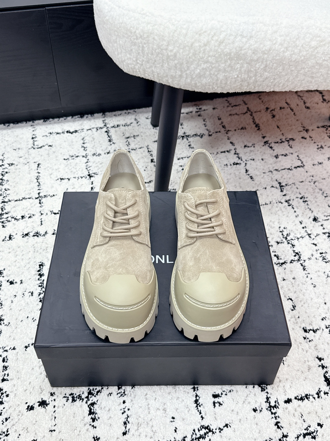 NO:681032,DYMONLATRY niche fashion brand, new autumn and winter motorcycle boots, Martin boots, 'Bastion fortress' 25 autumn and winter series reshape classic Martin boots with functional craft outsole, loose and loose silhouette, infused with romantic charm, the earphone strap wrapped around the ankle is detachable design, Zhao Lusi yamy's original molding details are in place, the fabric is made of original imported cowhide/suede, and the lining is cowhide/Lycra cloth  Outsole Original customized rubber TPU stitching combination outsole Size 35-40 (40 is custom-made and non-returnable), loafers, loafers, boots, cowhide, chamois leather19860909DYMONLATRY 小众潮牌 秋冬新款 机车靴 马丁靴 “Bastion堡垒”25秋冬系列以机能工艺大底重塑经典马丁靴,宽松散口廓形,慵懒中注入浪漫韵味,脚踝处缠绕耳机包带采用可拆卸设计,赵露思 yamy同款上脚原版开模细节到位 面料采用原版进口牛皮/麂皮 内里垫脚牛皮/莱卡布 大底原版定制橡胶tpu车线组合大底 码数35-40（40定做不退换）,乐福鞋,loafers,boots,cowhide,chamois leather,Women's Shoes