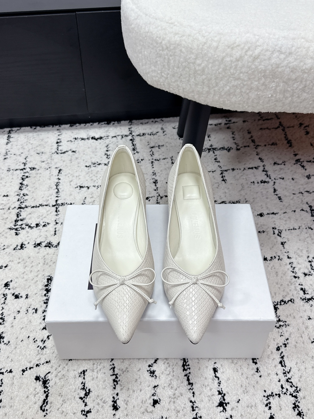 NO:681060,Jacquemus Jil Sander 26/ ss bow low heel pointed toe single shoes pointed toe shoe type + thin ribbon bow decoration on the toe, which not only elongates the leg line, but also has a sense of gentleness and refinement; the shoe body is simple and smooth, and the color matching is a versatile basic color system. The upper is made of soft genuine leather, which has a delicate touch and fits the foot shape, and is not easy to wear for a long time;  The heel is a flat design, which is more comfortable than high heels, and can be used for daily commuting and shopping. It can be worn with skirts for a gentle and elegant route, or with trousers for a smart commuting style. It is a basic model with 'high daily utilization'. The upper is made of beaded cowhide/snake pattern embossed cowhide, the lining is sheepskin, the outsole is Italian leather, the heel height is 3.5cm, size#35-41 (custom-made for 40 and 41), single shoes, jil sander, high  heels,skirts,cowhide,sheepskin,Leather soles19860909jacquemus吉尔桑达 26/ ss蝴蝶结 低跟 尖头 单鞋 尖头鞋型+鞋头细带蝴蝶结装饰,既拉长腿部线条,又自带温柔精致感；鞋身简约流畅,配色都是百搭的基础色系.鞋面是柔软真皮,触感细腻、贴合脚型,久穿不易磨脚； 鞋跟是平跟设计,比高跟鞋更舒适,日常通勤、逛街都能驾驭.既能搭配裙装走温柔优雅路线,也能配裤装打造干练通勤风,是“日常利用率很高”的基础款. 鞋面开边珠牛皮/蛇纹压花牛皮 内里羊皮 大底意大利真皮大底 跟高3.5cm size#35-41（40、41定做）,单鞋,jil sander,high heels,skirts,cowhide,sheepskin,Leather soles,Women's Shoes