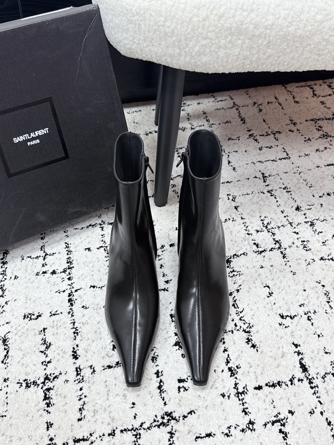 NO:681066,# Top version Saint Laurent Saint Laurent 25/ Autumn and winter pointed toe zipper short boots Saint Laurent pointed toe short boots, made of suede sheepskin, soft and fit the foot shape, delicate texture. Pointed toe + kitten heel design, elegant and comfortable, easy to control for commuting and dating. The camel color is versatile and can be easily matched with coats, skirts and jeans in autumn and winter. It is full of French retro style, has both temperament and practicality, and is a must-have fashion item in autumn and winter. Fabric:  Original Yang Jing Lining: Sheepskin Outsole: Italian leather sole Size: #35-40 (customized for 40), boots, saint laurent, saint laurent, boots, skirts, jeans, sheepskin, sheep19860909#顶级版本 Saint Laurent 圣罗兰 25/ 秋冬 尖头 拉链 短靴 Saint Laurent尖头短靴,绒面羊皮材质,柔软贴合脚型,质感细腻.尖头+小猫跟设计,优雅又舒适,通勤约会都能轻松驾驭心.驼色百搭,秋冬大衣、裙装、牛仔裤都能轻松搭配,法式复古风满满,气质与实用性兼具,是秋冬必入的时尚单品 . 面料: 原版羊京 内里: 羊皮 大底: 意大利真皮底 Size: #35-40（40定做）,靴子,saint laurent,saint laurent,boots,skirts,jeans,sheepskin,sheep,Women's Shoes