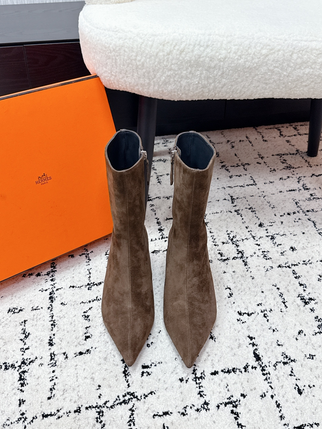 NO:679262,#TOPVERSION HERMES 25/ Autumn and Winter Leonie Wedge Pointed Toe Zipper Short Boots These short boots have become a footnote of luxury and elegance across time and space. The iconic pointed toe design is slightly upturned, which not only continues the neat outline of the classic riding boots, but also makes the legs more slender. The wedge heel design is a perfect balance between practicality and elegance!  The height is just right, which not only gives the body a tall and straight aura, but also makes it easy for small people to control it. From commuting to morning meetings to walking at dinner, walking all day without burden. Let elegance never come at the expense of comfort. Fabric: Made of original customized sheepskin. Lining: Sheepskin. Outsole: Italian imported genuine leather outsole size #35-42 (custom-made at 40.41.42), boots, hermes, hermes, boots, sheepskin, sheep, Leather soles.19860909#顶级版本 HERMES爱马仕 25/ 秋冬 Leonie 坡跟 尖头拉链 短靴 这款短靴便成为跨越时空的奢雅注脚.标志性的尖头设计微微上翘 既延续了经典骑乘靴的利落轮廓,让双腿线条愈发修长纤细,坡跟的设计是实用与优雅的完美平衡！高度恰到好处 既赋予身形挺拔气场 让小个子也能轻松驾驭 ,从通勤晨会到晚宴漫步 全天行走亦无负担.让优雅从不以舒适度为代价. 面料: 采用原版定制羊京 内里: 羊皮 大底: 意大利进口真皮大底 size#35-42（40.41.42定做）,靴子,hermes,hermes,boots,sheepskin,sheep,Leather soles,Women's Shoes