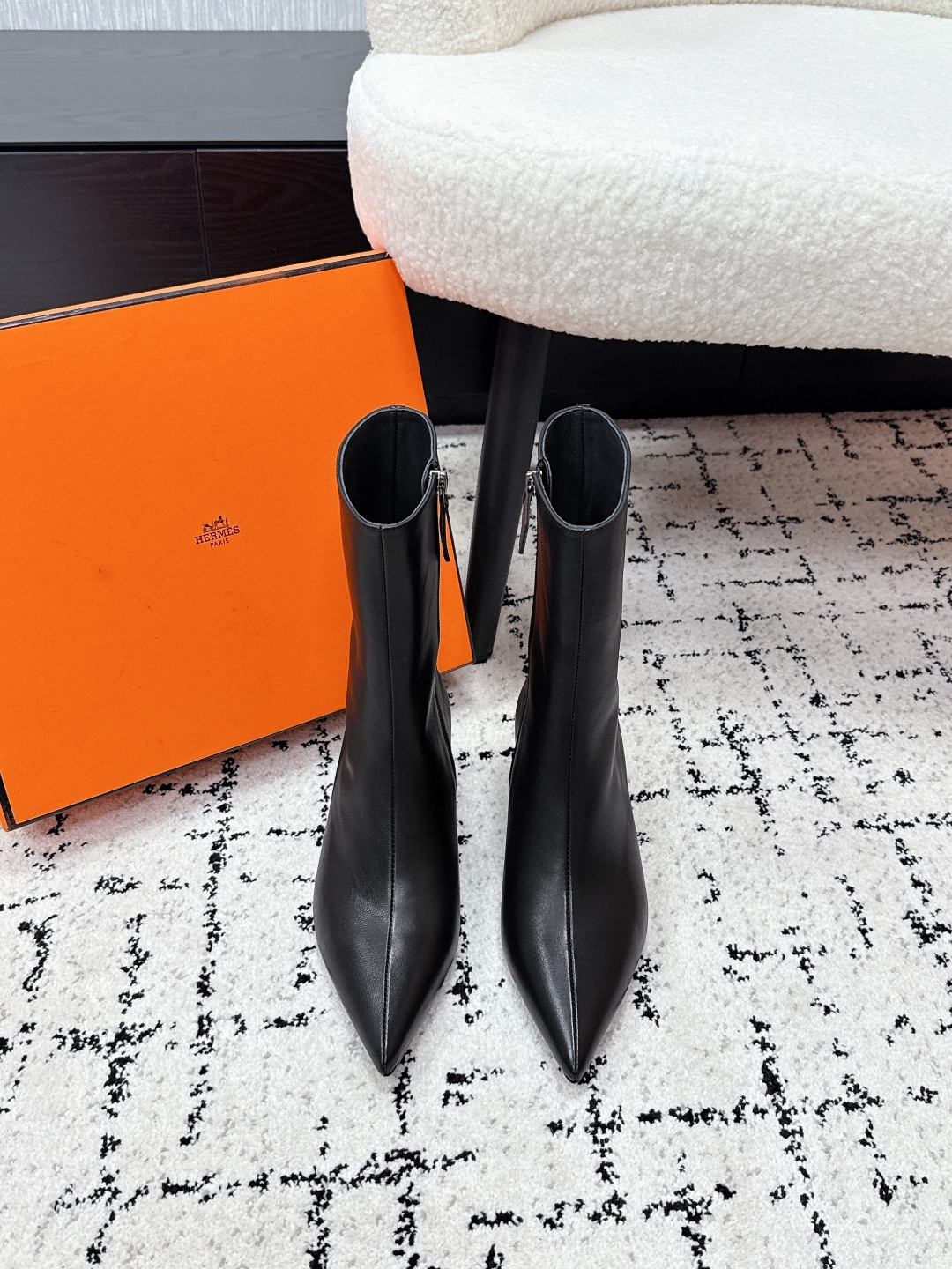 NO:679264,#TOPVERSION HERMES 25/ Autumn and Winter Leonie Wedge Pointed Toe Zipper Short Boots These short boots have become a footnote of luxury and elegance across time and space. The iconic pointed toe design is slightly upturned, which not only continues the neat outline of the classic riding boots, but also makes the legs more slender. The wedge heel design is a perfect balance between practicality and elegance!  The height is just right, which not only gives the body a tall and straight aura, but also makes it easy for small people to control it. From commuting to morning meetings to dinner strolls, walking all day without burden. Let elegance never come at the expense of comfort. Fabric: Made of original custom sheepskin/sheepskin Lining: Sheepskin Outsole: Italian imported genuine leather outsole size #35-42 (customized at 40.41.42), boots, hermes, hermes, boots, sheepskin, sheep, Leather  soles19860909#顶级版本 HERMES爱马仕 25/ 秋冬 Leonie 坡跟 尖头拉链 短靴 这款短靴便成为跨越时空的奢雅注脚.标志性的尖头设计微微上翘 既延续了经典骑乘靴的利落轮廓,让双腿线条愈发修长纤细,坡跟的设计是实用与优雅的完美平衡！高度恰到好处 既赋予身形挺拔气场 让小个子也能轻松驾驭 ,从通勤晨会到晚宴漫步 全天行走亦无负担.让优雅从不以舒适度为代价. 面料: 采用原版定制羊京/羊皮 内里: 羊皮 大底: 意大利进口真皮大底 size#35-42（40.41.42定做）,靴子,hermes,hermes,boots,sheepskin,sheep,Leather soles,Women's Shoes