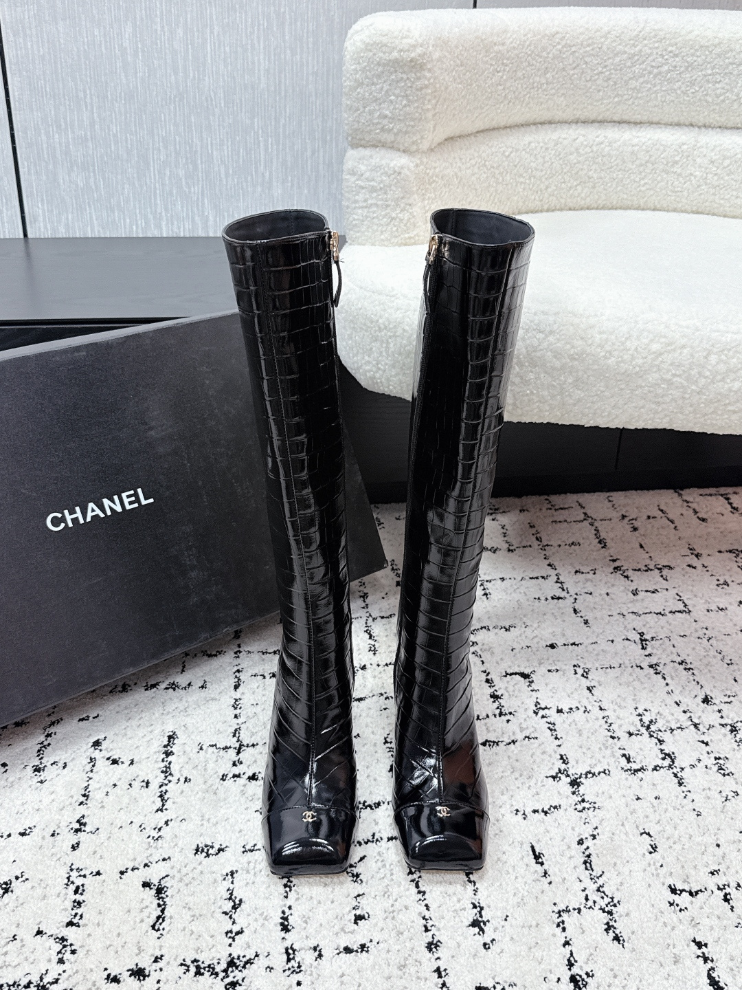 NO:681073,Chanel Chanel 26/ Spring and Summer New Style Xiaoxiang catwalk style iconic double C schoolbag buckle stone pattern high heel side zipper boots adopt a classic and elegant design style, while incorporating fashion elements, both retro and modern, suitable for various occasions. The shoe body has a classic double color matching. This color is not only luxurious and eye-catching, but also visually brightens the skin tone, adding a noble temperament to the wearer.  Thick high-heeled style, not tiring the feet, while providing a certain height, ensuring the stability and comfort of wearing, suitable for long-term wear. Upper embossed calf leather, lining silk sheepskin, sole Italian leather outsole, heel height 8.5cm Size #35-41 (40.41. Customized), boots, chanel, chanel, boots, sheepskin, Leather soles19860909Chanel 香奈儿 26/ 春夏新款 小香走秀款标志性双C书包扣 石头纹高跟侧拉链 长靴 采用了经典且优雅的设计风格,同时融入时尚元素,兼具复古与现代感,适合多种场合穿着. 鞋身经典的双拼色,这种色调不仅奢华亮眼,还能在视觉上提亮肤色,为穿着者增添高贵气质. 粗高跟款式,不累脚,在提供一定高度的同时,保证了穿着的稳定性和舒适度,适合长时间穿着. 鞋面压纹小牛油皮 内里丝绸羊皮 鞋底意大利真皮大底 跟高8.5cm Size#35-41（40.41.订做）,靴子,chanel,chanel,boots,sheepskin,Leather soles,Women's Shoes