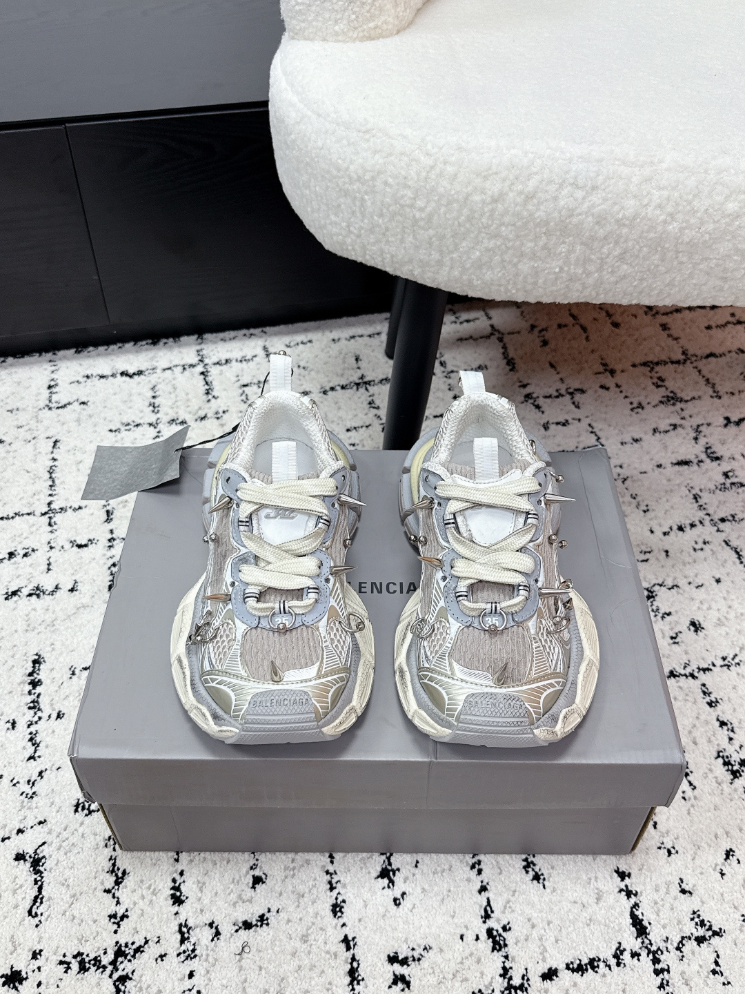 NO:694201,#couplestop version Balenciaga 3XL Sneaker Balenciaga 26/ The latest rivet lace-up dad shoes Balenciaga 3XL rivet dad shoes, retro Japanese design + metal rivets, a perfect blend of futuristic and retro style. The upper mesh + leather splicing is breathable and supportive. The thick sole is about 4cm taller, showing slim legs and super friendly!  The lace wrapping design is full of personality and can be easily worn in daily wear or street style. Size: #35-45 (40 for women and 45 for men, customized), dad shoes, balenciaga, balenciaga19860909#情侣款 顶级版本 Balenciaga 3XL Sneaker巴黎世家 26/ 最新 铆钉 系带老爹鞋 巴黎世家3XL铆钉老爹鞋,复古做|日设计+金属铆钉,未来感与复古风完美融合艹.鞋面网布+皮革拼接,透气又有支撑力,厚底增高约4cm,显腿细超友好！鞋带缠绕设计,个性十足,日常穿搭或街头风都能轻松驾驭 Size: #35-45（女40.男45订做）,老爹鞋,balenciaga,balenciaga,Women's Shoes