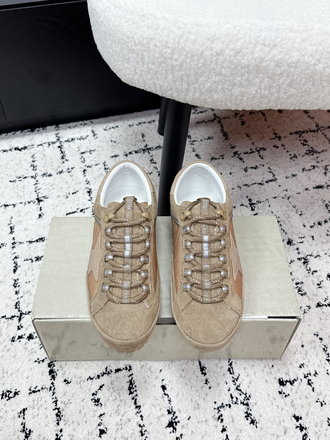 NO:694246,#women's purchasing agent grade | Golden Goose Deluxe Brand drawstring laces, light gold star light gold tail, small dirty shoes, ggdb classic couple's small dirty shoes~~ The popularity of white shoes, stepping on all kinds of small dirty shoes!  Celebrity private server foot demonstration × It’s so versatile!  You no longer have to worry about washing your shoes!  The best white shoes to wear, the last shape is exactly the same as the original, the round and flat toe is very straight, not bloated and very delicate. Upper: original customized cowhide. Lining: sheepskin. Insole: original molded 3.5cm inner heightening latex insole. Size: #35-41 (customized at 40.41), casual shoes/sports shoes, sneakers, cowhide, sheepskin.19860909#女款 代购级  ｜Golden Goose Deluxe Brand 抽绳系带 浅金星浅金尾 小脏鞋 ggdb经典情侣款小脏鞋~~火红程度上怼小白鞋,下踩各类小脏鞋！明星私服上脚示范 ×就是这么百搭 ！再也不用担心洗鞋的问题啦！ 最好穿的小白鞋,楦型和原版无差了,圆扁的鞋头修的非常正,不臃肿很秀气 鞋面: 原版定制牛皮 内里: 羊皮 垫脚: 原版开模3.5cm内增高乳胶鞋垫 Size: #35-41（40.41订做）,休闲鞋/运动鞋,sneakers,cowhide,sheepskin,Women's Shoes