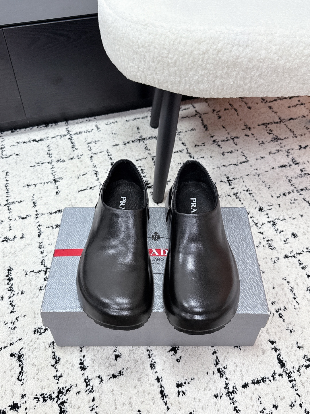 NO:694226,#TOPVERSIONPradaPrada 26/ The latest washed horsehide in early spring, minimalist and comfortable slip-on casual shoes, washed horsehide material, full of retro luster, soft and breathable, super comfortable to wear in spring and summer!  Lightweight and easy to wear, it is super convenient to slip on, and is suitable for commuting and leisure. The caramel brown color is versatile, easy to wear, and has a high texture. The hand-rubbed details are low-key and high-end!  Fabric: Original top-quality washed horsehide Lining: Cowhide lining Outsole: Original molded outsole Size: #男38-44, casual shoes/sports shoes, prada, prada, sneakers, cowhide19860909#顶级版本 Prada普拉达 26/ 早春最新 水洗马皮 极简舒适一脚蹬 休闲鞋 水洗马皮材质,复古光泽感满满,柔软又透气,春夏穿超舒服！轻便好穿,一脚蹬超方便,通勤休闲都OK~焦糖棕色百搭不挑人,很有质感.手工擦色细节,低调又有高级感！ 面料: 原版顶级水洗马皮 内里: 牛皮内里 大底: 原版开模大底 Size: #男38-44,休闲鞋/运动鞋,prada,prada,sneakers,cowhide,Women's Shoes