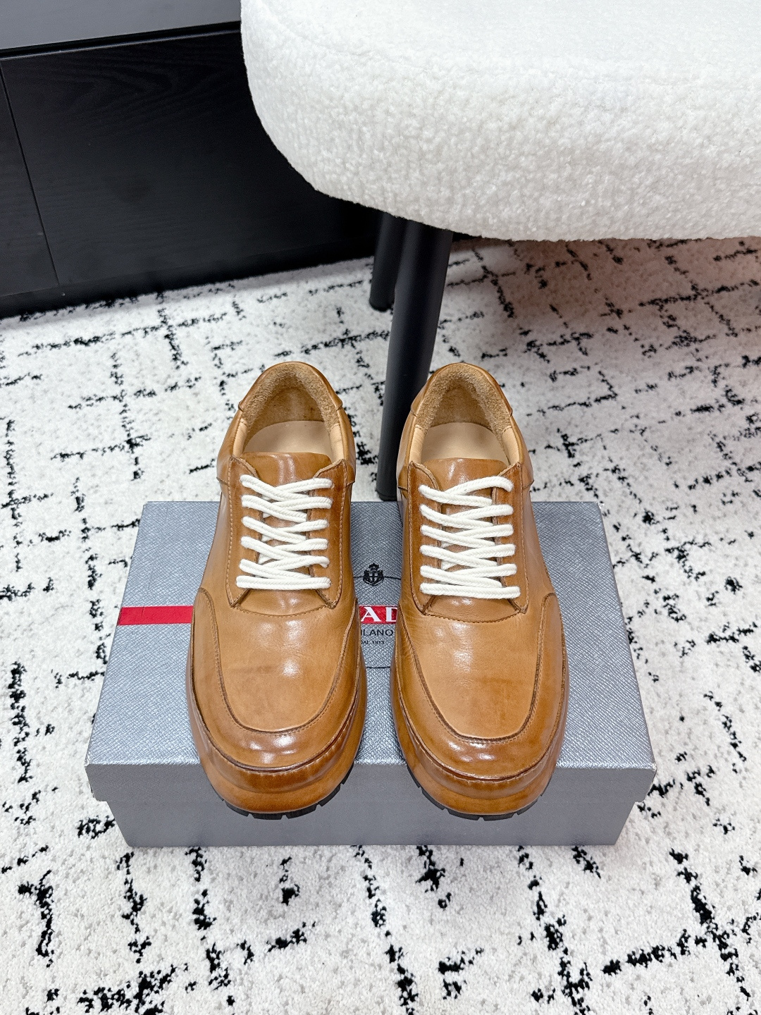 NO:694233,#TOPVERSION PradaPrada 26/ The latest washed horsehide in early spring, minimalist and comfortable lace-up casual shoes, washed horsehide material, full of retro luster, soft and breathable, super comfortable to wear in spring and summer!  Lightweight and easy to wear, it is super convenient to slip on, and is suitable for commuting and leisure. The caramel brown color is versatile, easy to wear, and has a high texture. The hand-rubbed details are low-key and high-end!  Fabric: Original top-quality washed horsehide Lining: Cowhide lining Outsole: Original molded outsole Size: #男38-44, casual shoes/sports shoes, prada, prada, sneakers, cowhide19860909#顶级版本 Prada普拉达 26/ 早春最新 水洗马皮 极简舒适 系带 休闲鞋 水洗马皮材质,复古光泽感满满,柔软又透气,春夏穿超舒服！轻便好穿,一脚蹬超方便,通勤休闲都OK~焦糖棕色百搭不挑人,很有质感.手工擦色细节,低调又有高级感！ 面料: 原版顶级水洗马皮 内里: 牛皮内里 大底: 原版开模大底 Size: #男38-44,休闲鞋/运动鞋,prada,prada,sneakers,cowhide,Women's Shoes