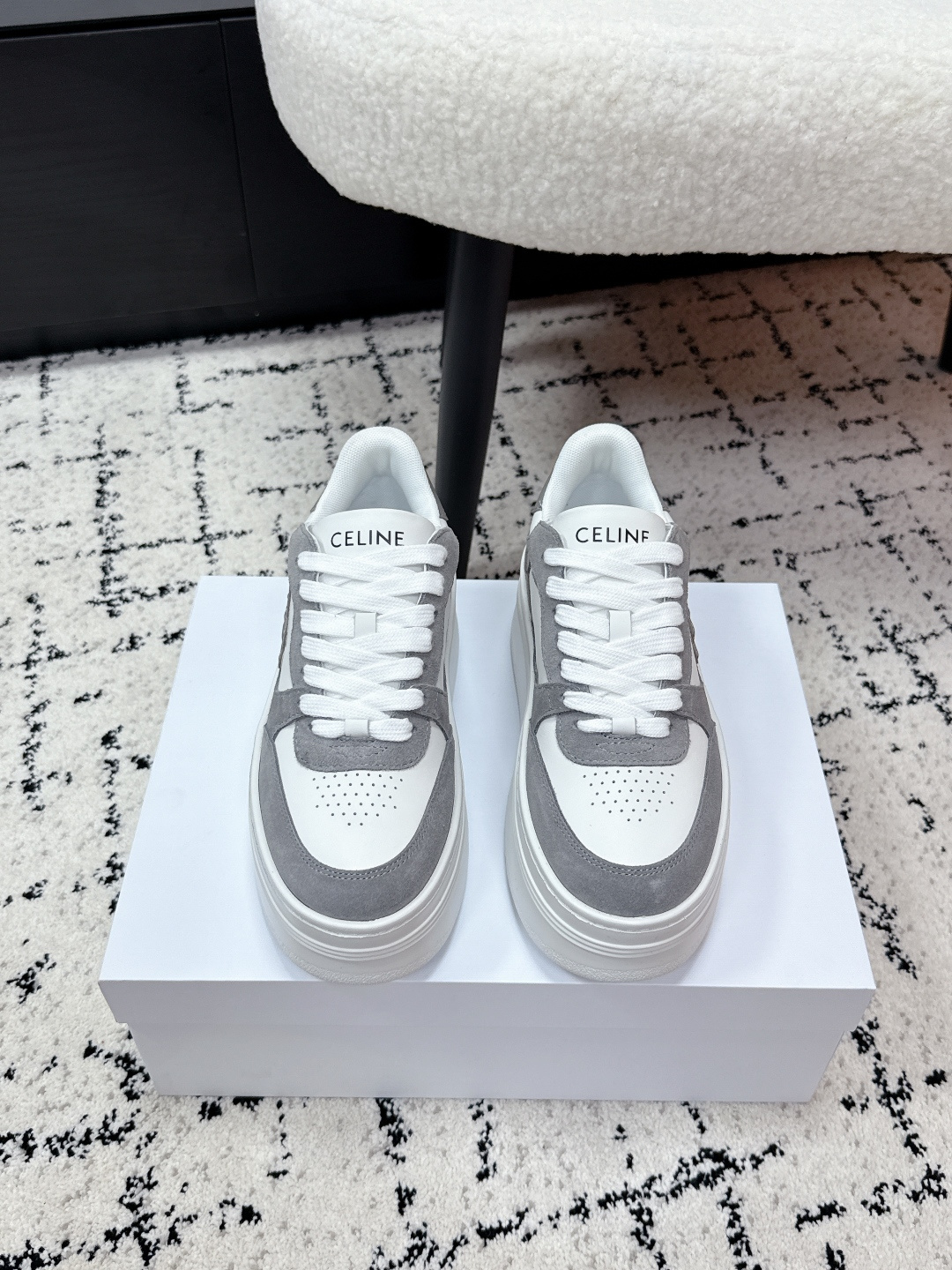 NO:694210,#TOPVERSION CELINE Celine 26/Latest Block Series Lace-Up Thick Sole Casual Sports Shoes Upgraded Version Ultra-Light Eva Outsole TRIOMPHE Leather Patch Instantly Injects Fresh and Feminine Charm into this BLOCK Sports Shoe, I Love It. It can be matched as you like, whether it is flared jeans, skirts or dresses, it can be easily controlled, adding unique charm to your style, making you instantly become a fashionista. The upper is imported cowhide  Original breathable mesh lining, upgraded Eva foam ultra-light outsole Size#35-41 (female 40.41 custom-made, non-returnable), casual shoes/sports shoes, celine, celine, sneakers, skirts, jeans, cowhide19860909#顶级版本 CELINE赛琳 26/最新 Block系列 系带 厚底 休闲 运动鞋 升级版 超轻Eva大底 TRIOMPHE 皮革贴饰,瞬间给这款 BLOCK 运动鞋注入了清新柔美的魅力,爱了爱了.搭配起来那叫一个随心所欲,无论是喇叭牛仔裤、半身裙还是连衣裙,它都能轻松驾驭,为你的造型增添别致魅力,让你秒变时尚达人 鞋面进口牛皮  内里原版透气网里 大底升级Eva发泡超轻大底 Size#35-41（女40.41定做不退换）,休闲鞋/运动鞋,celine,celine,sneakers,skirts,jeans,cowhide,Women's Shoes