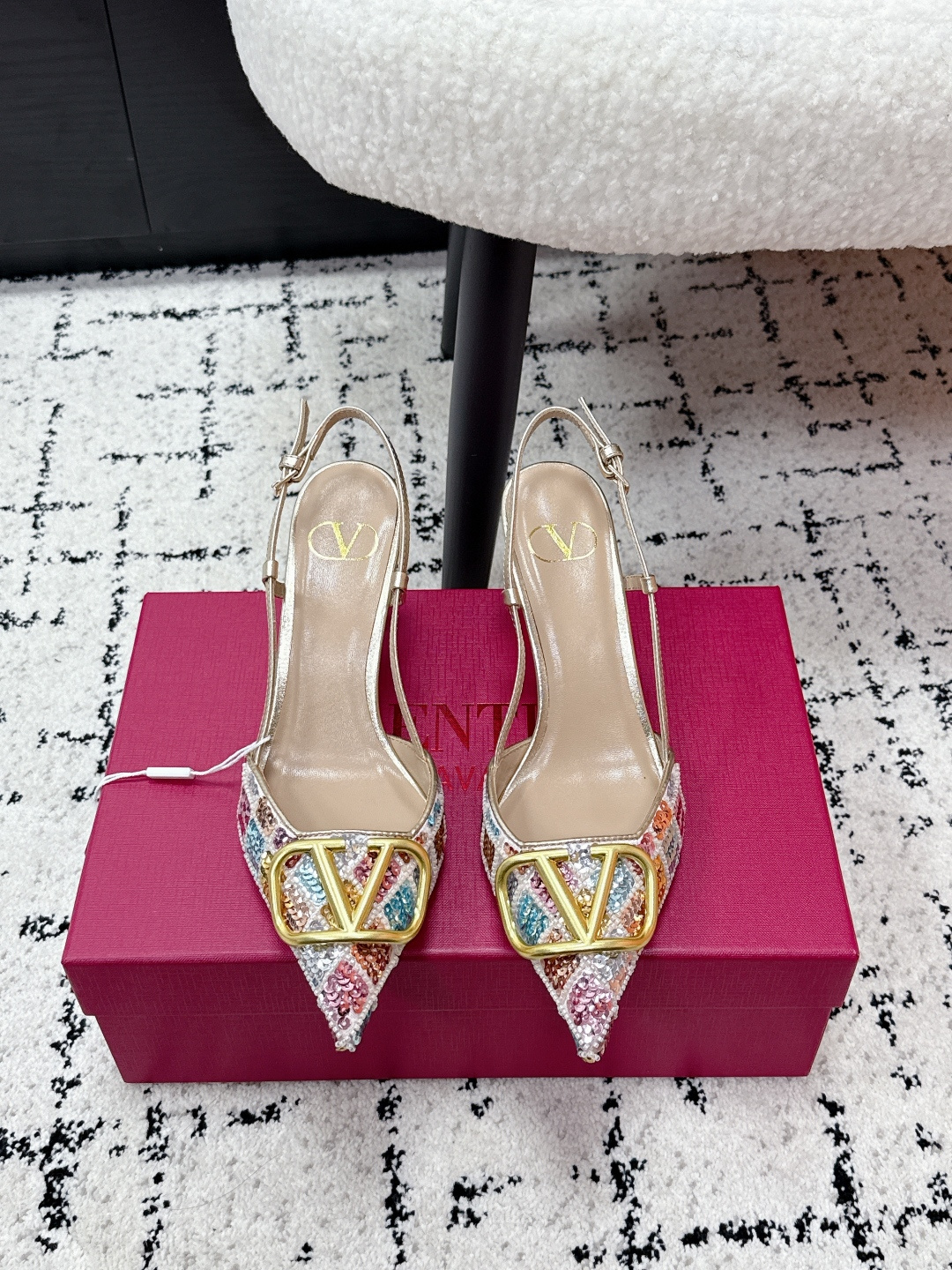 NO:694220,#TOPVERSION Valentino Valentino 26/ Spring and summer series colorful diamond VLOGO high heels and sandals. Pointed stiletto heel design, upper color sequins + crystal embellishment, blingbling super eye-catching golden VLOGO metal buckle, full of brand sense, 8.5cm heel height elongates the leg line, elegant and aura. Back strap design, more stable to wear, suitable for dinners, parties and other formal occasions, can also add points to daily wear, is a practical and luxurious fashion item! Size  #35-40 (customized for 40), high heels sandals, valentino, valentino, sandals, high heels19860909#顶级版本 Valentino华伦天奴 26/ 春夏系列彩钻VLOGO 高跟鞋 凉鞋 尖头细跟设计,鞋面彩色亮片+水晶点缀,blingbling超吸睛金色VLOGO金属扣,品牌感满满,8.5cm跟高拉长腿部线条,优雅又显气场. 后绊带设计,穿着更稳,适合晚宴,派对等正式场合,也能为日常穿搭加分,是实用又奢华的时尚单品! Size #35-40（40订做）,高跟鞋凉鞋,valentino,valentino,sandals,high heels,Women's Shoes