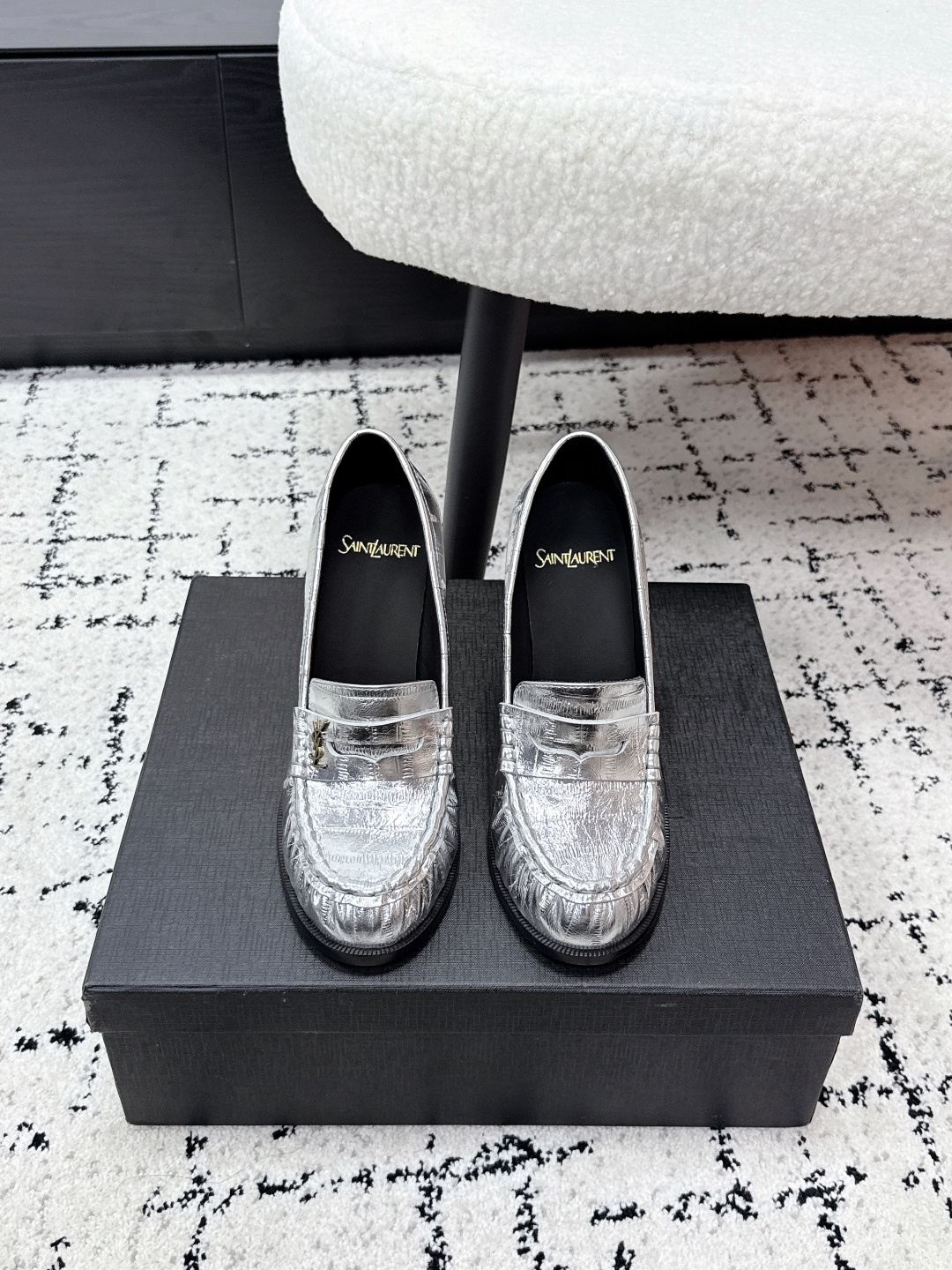 NO:721394,#TOPVERSION SAINT LAURENT 26/ LE LOAFER High Heels Loafers The high heels are slip-on loafers without laces. The design is classic and the style is light luxury and commuting. The shoe body has YSL's iconic metal logo, which is low-key embedded in the design to enhance brand recognition without destroying the overall sense of simplicity.  Covering patent leather, shiny metallic leather, suede, matte leather, etc., different materials bring different visual and tactile experiences. There are silver metallic colors, off-white, black, burgundy, brown, etc., and the colors range from cold metallic colors to warm earth colors, retro burgundy, suitable for different wearing scenarios. Upper cowhide/cow suede, lining sheepskin, outsole genuine leather, increased by 10cm  size#35-41 (customized sizes 40 and 41 are non-returnable), high-heeled shoes, saint laurent, saint laurent, saint laurent, loafers, high heels, cowhide, sheepskin, chamois leather, Leather soles19860909#顶级版本 SAINT LAURENT圣罗兰 26/ LE LOAFER 高跟鞋 乐福鞋 款式高跟为无鞋带的套脚乐福鞋型,设计经典且风格偏轻奢、通勤.鞋身带有YSL标志性的金属logo标识,低调嵌入设计中,强化品牌辨识度的同时不破坏整体简约感. 涵盖漆皮、亮面金属质感皮革、绒面麂皮、哑光皮革等,不同材质带来不同的视觉与触感体验.有银色金属色、米白色、黑色、酒红色、棕色等,色系从冷调金属色到暖调大地色、复古酒红色都有覆盖,适配不同穿搭场景. 鞋面牛皮/牛反绒 内里羊皮 大底真皮大底 增高10cm size#35-41码（40、41码定制不退换）,高跟鞋单鞋,saint laurent,saint laurent,saint laurent,loafers,high heels,cowhide,sheepskin,chamois leather,Leather soles,Women's Shoes