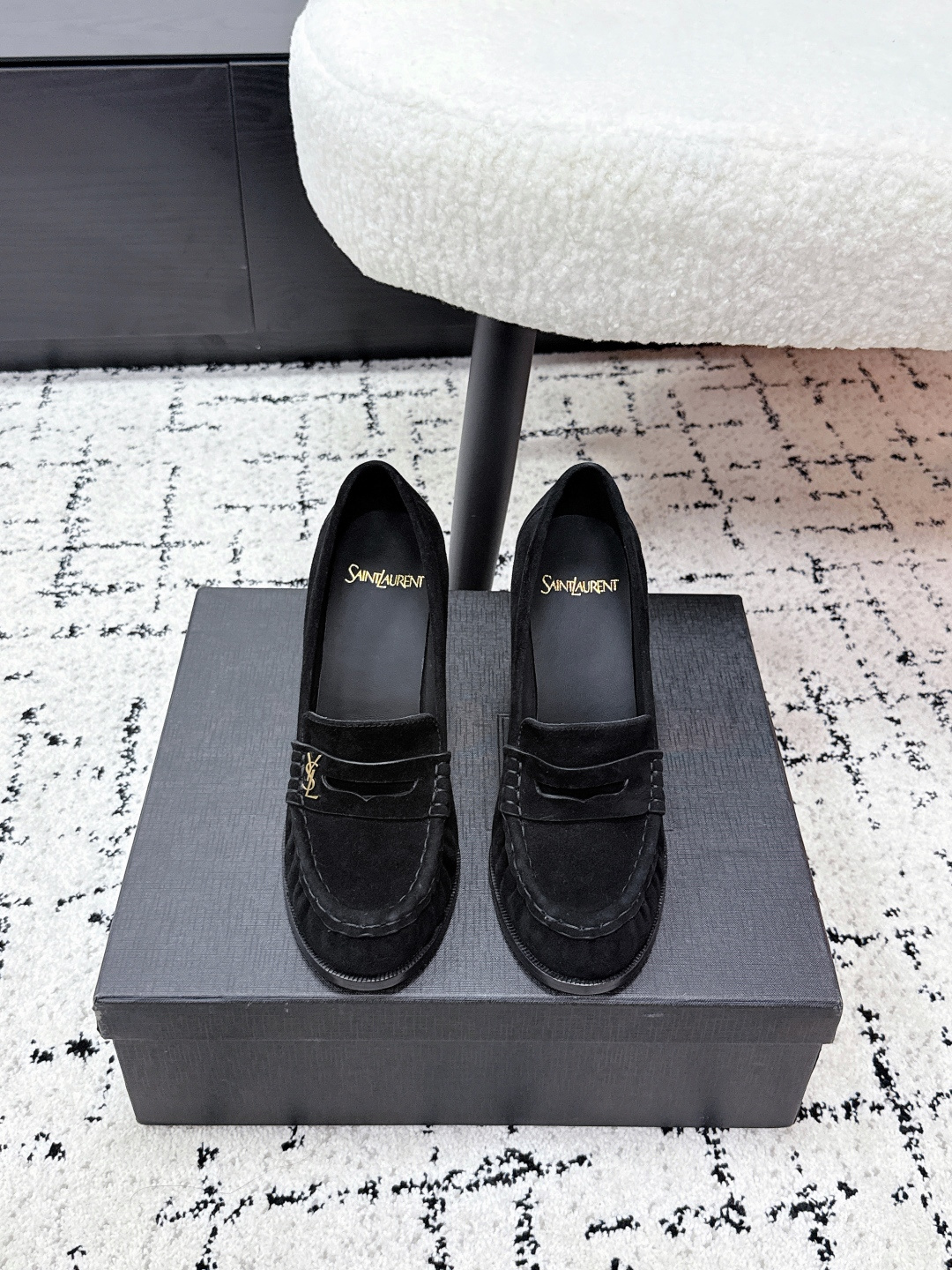 NO:721405,#TOPVERSION SAINT LAURENT 26/ LE LOAFER High Heels Loafers The high heels are slip-on loafers without laces. The design is classic and the style is light luxury and commuting. The shoe body has YSL's iconic metal logo, which is low-key embedded in the design to enhance brand recognition without destroying the overall sense of simplicity.  Covering patent leather, shiny metallic leather, suede, matte leather, etc., different materials bring different visual and tactile experiences. There are silver metallic colors, off-white, black, burgundy, brown, etc., and the colors range from cold metallic colors to warm earth colors, retro burgundy, suitable for different wearing scenarios. Upper cowhide/cow suede, lining sheepskin, outsole genuine leather, increased by 10cm  size#35-41 (customized sizes 40 and 41 are non-returnable), high-heeled shoes, saint laurent, saint laurent, saint laurent, loafers, high heels, cowhide, sheepskin, chamois leather, Leather soles19860909#顶级版本 SAINT LAURENT圣罗兰 26/ LE LOAFER 高跟鞋 乐福鞋 款式高跟为无鞋带的套脚乐福鞋型,设计经典且风格偏轻奢、通勤.鞋身带有YSL标志性的金属logo标识,低调嵌入设计中,强化品牌辨识度的同时不破坏整体简约感. 涵盖漆皮、亮面金属质感皮革、绒面麂皮、哑光皮革等,不同材质带来不同的视觉与触感体验.有银色金属色、米白色、黑色、酒红色、棕色等,色系从冷调金属色到暖调大地色、复古酒红色都有覆盖,适配不同穿搭场景. 鞋面牛皮/牛反绒 内里羊皮 大底真皮大底 增高10cm size#35-41码（40、41码定制不退换）,高跟鞋单鞋,saint laurent,saint laurent,saint laurent,loafers,high heels,cowhide,sheepskin,chamois leather,Leather soles,Women's Shoes