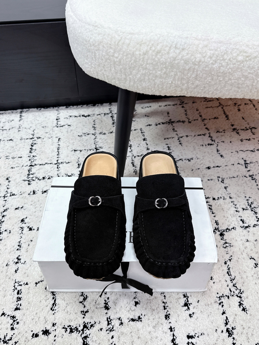 NO:694175,Cotemp 56/ Flat pleated Mule half-slipper casual shoes adopt the combination of Mule half-slippers + beanie shoes, which are easy to put on and take off with one foot, and have a sense of leisure and fashion. The toe is an improved narrow round toe, and the design of narrowing the shoe body is more sophisticated and more tolerant to the shape of the foot. The body of the shoe is embellished with silver metal buckles, which is simple and adds exquisite details, and has both a retro feel and a sense of design.  The soles are also engraved with the brand LOGO, and are full of details. There is no adaptation period for comfortable foot feel, the soles are soft and elastic, and the shock absorption effect is good when walking; the flat-soled design takes into account both daily commuting and leisure scenes, is highly matchable, and can be adapted to a variety of wearing styles. The upper is suede, the lining is cowhide, and the rubber outsole is increased by 3cm.19860909Cotemp 56/ 平底褶皱 穆勒 半拖鞋 休闲鞋 采用穆勒半拖+豆豆鞋的结合款型,一脚蹬穿脱便捷,兼具休闲与时尚感；鞋头为改良后的细窄圆头,收窄鞋身的设计更显精巧,对脚型的包容度也更高；鞋身点缀银色金属扣,简约又添精致细节,复古感与设计感兼具. 鞋底还刻有品牌LOGO,细节拉满.无适应期的舒适脚感,鞋底软弹,行走时减震效果好；平底设计兼顾日常通勤与休闲场景,搭配性强,可适配多种穿搭风格. 鞋面牛反绒 内里牛里 大底橡胶大底 增高3cm size#35-41码（40、41码定制不退换）,半拖,slippers,Women's Shoes