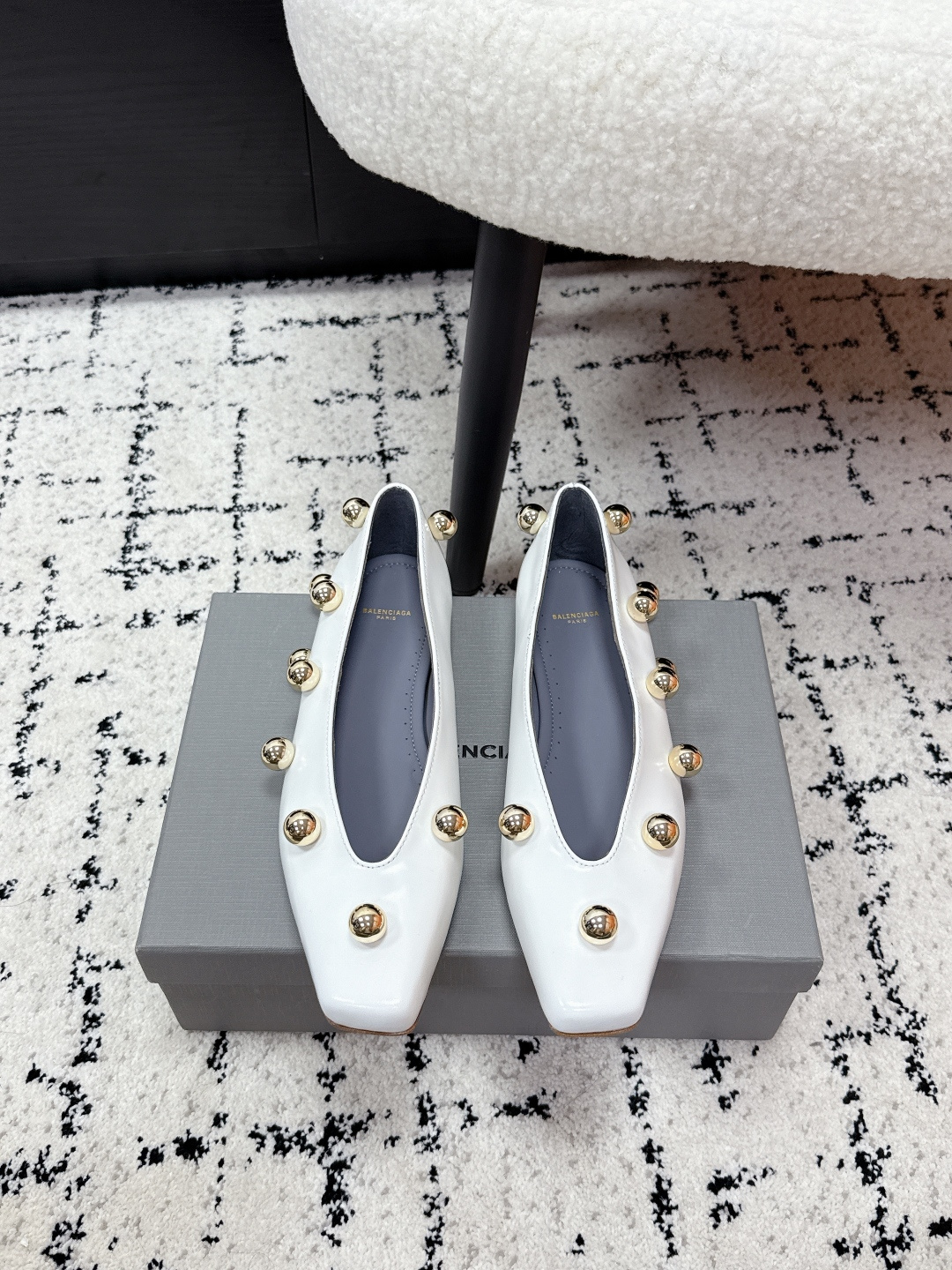 NO:694182,Balenciaga 26/ Metal ball minimalist flat shoes adopt a minimalist flat shoe shape with a sharp square toe. The shoe body has smooth and neat lines. It is Balenciaga's iconic pioneering simple style. The flat bottom design takes into account the comfort of daily wear.  The sides of the shoe body and the toe are embellished with metal bead rivets. The golden metal decoration forms a material contrast with the leather, becoming the visual focus, adding a sense of coolness and sophistication. It is made of glossy patent leather and comes in three classic colors of nude pink, off-white, and black. The gloss of the patent leather enhances the texture of the shoe, and the color matching is also suitable for a variety of wearing scenarios. The upper is made of beaded cowhide, and the lining is sheepskin. The outsole is made of genuine leather and is increased by 2cm.  size#35-41 (customized sizes 40 and 41 are not returnable), single shoes, balenciaga, balenciaga, flats, cowhide, sheepskin, Leather soles19860909Balenciaga巴黎世家 26/ 金属圆珠极简平底鞋单鞋 采用锐利方头的极简平底鞋型,鞋身线条流畅利落,是巴黎世家标志性的先锋简约风格,平底设计兼顾日常穿着的舒适度. 鞋身两侧及鞋头点缀金属圆珠铆钉,金色金属装饰与皮革形成材质对比,成为视觉焦点,增添了酷感与精致度.选用亮面漆皮材质,呈现裸粉、米白、黑色三种经典配色,漆皮的光泽感提升了鞋款的质感,配色也适配多种穿搭场景. 鞋面开标珠牛皮 内里羊皮 大底真皮大底 增高2cm size#35-41码（40、41码定制不退换）,单鞋,balenciaga,balenciaga,flats,cowhide,sheepskin,Leather soles,Women's Shoes