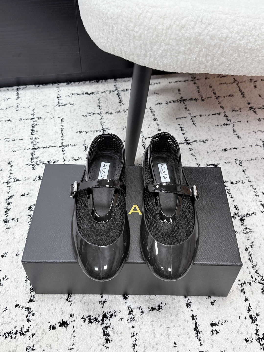 NO:694191,Alaa Alaa 26/ flat bottom reversible Mary Jane fishnet shoes are made of mesh fabric and glossy patent leather splicing. The mesh brings a light and transparent visual effect, while the patent leather adds a delicate texture; the sole is made of rubber material, taking into account comfort and wear resistance.  Continuing the one-line buckle + round toe silhouette of classic Mary Jane shoes, it adds the low flat heel design of ballet flats, which not only retains the retro charm, but also adapts to the lightweight needs of daily wear. The metal buckle can be adjusted for tightness, and the shoe body lines fit the foot shape; original custom cowhide/mesh upper, sheepskin lining, original molded outsole size #35-41 (customized sizes 40 and 41 are not returnable), Mary Jane, mary  jane,flats,cowhide,sheepskin19860909Alaa阿莱亚 26/ 平底 可两穿 玛丽珍 渔网鞋 单鞋 采用网眼面料搭配亮面漆皮拼接,网纱带来轻盈通透的视觉效果,漆皮则增添精致质感；鞋底为橡胶材质,兼顾舒适度与耐磨性. 延续经典玛丽珍鞋的一字扣带+圆头轮廓,加入芭蕾舞平底鞋的低平鞋跟设计,既保留复古韵味,又适配日常穿着的轻便需求.金属搭扣可调节松紧,鞋身线条贴合脚型； 鞋面原版定制牛皮/网纱 内里羊皮 大底原版开模大底 size#35-41码（40、41码定制不退换）,玛丽珍,mary jane,flats,cowhide,sheepskin,Women's Shoes