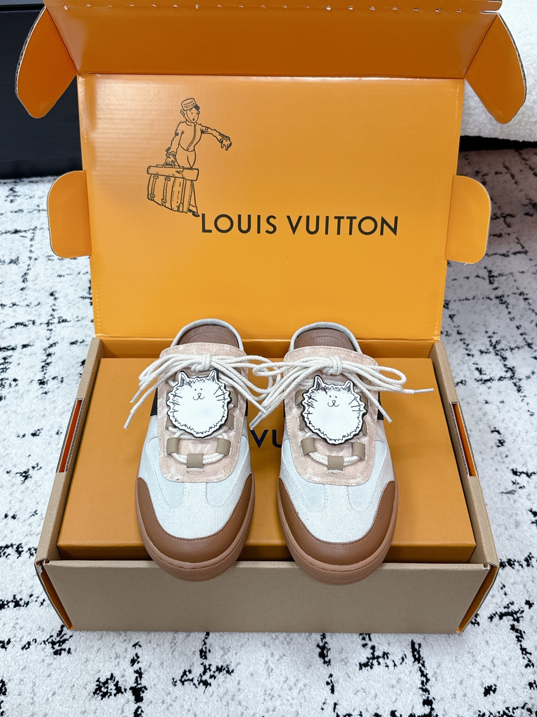 NO:694200,#TOPVERSION LOUIS VUITTON x Grace Coddington 26/ Joint Catogram Series Lous Baotou Slippers LV and Grace Coddington’s co-branded cat series half slippers, off-white + brown splicing, suede and fabric material, with cat hangings on the upper, super cute!  The thick-soled design is comfortable to wear and is versatile for daily outings or leisure activities. It is a limited edition and the size is small, so it is recommended to choose a larger size. The cat theme is very popular among pet lovers and fashionistas, and it goes well with sweaters and casual pants in autumn and winter!  Size: #35-41 (customized at 40.41), half drag, louis vuitton, louis vuitton, slippers, sweaters, chamois leather19860909#顶级版本 LOUIS VUITTON x Grace Coddington 26/ 联名款猫猫Catogram系列 Lous包头拖鞋 LV与Grace Coddington联名的猫猫系列半拖鞋,米白+棕色拼接,麂皮和织物材质,鞋面有猫咪挂饰超可爱！ 厚底设计,穿着舒适,日常出街或休闲都很百搭.限定款,码数偏小,建议选大一码.猫猫主题超受爱宠星人和时尚达人欢迎,秋冬搭配毛衣、休闲裤都很出彩！ Size: #35-41（40.41订做）,半拖,louis vuitton,louis vuitton,slippers,sweaters,chamois leather,Women's Shoes