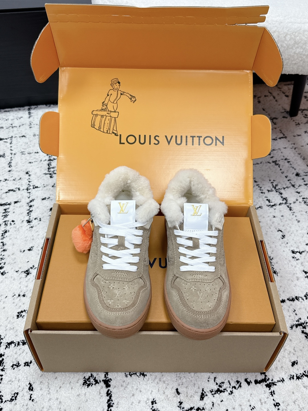 NO:694223,# purchasing agent level LOUIS VUITTON LVJia 25/ Autumn and winter SKI ski series fur integrated fur sneakers casual shoes 25 ski series fur white leather + light blue denim splicing, the classic Monogram pattern is super recognizable. Lined with soft lamb wool, comfortable and warm to wear, rubber soles with strong grip, OK for daily commuting or leisure!  The high-cut design has strong support and a perfect sense of fashion. It has denim elements and refreshing colors. It looks great with jeans or skirts and can easily enhance your look!  Fabric: Original cowhide/denim Lining: One-piece wool Sole: Original rubber sole Size: #35-44,casual shoes/sports shoes,louis vuitton,louis vuitton,louis vuitton,sneakers,skirts,jeans,cowhide19860909#代购级 LOUIS VUITTON 驴家 25/ 秋冬 SKI滑雪系列 皮毛一体 毛里 板鞋 休闲鞋 25滑雪系列 毛里 白色皮革+浅蓝牛仔拼接,经典Monogram花纹超有辨识度.内衬柔软羊羔毛,穿着舒适又保暖,橡胶鞋底抓地力棒,日常通勤或休闲都OK！高帮设计支撑力强,时尚感满分,牛仔元素+清爽配色,搭牛仔裤或裙装都很出彩,轻松提升造型感！ 面料: 原版牛皮/牛仔布 内里: 一体羊毛 鞋底: 原版橡胶底 Size: #35-44,休闲鞋/运动鞋,louis vuitton,louis vuitton,louis vuitton,sneakers,skirts,jeans,cowhide,Women's Shoes