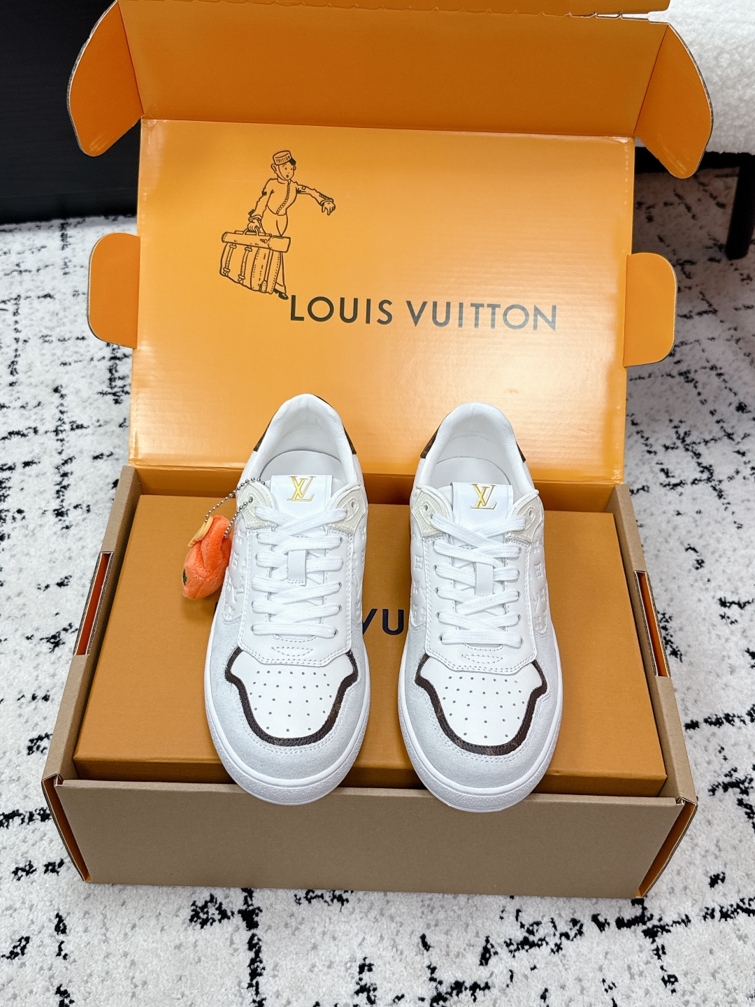 NO:694211,# purchasing agent level LOUIS VUITTON LVJia 26/ SKI Ski Series Skateboard Shoes Casual Shoes 25 Ski Series Maoli White leather + light blue denim splicing, the classic Monogram pattern is very recognizable. Comfortable to wear, rubber sole grip stick, OK for daily commuting or leisure!  The high-cut design has strong support and a perfect sense of fashion. It has denim elements and refreshing colors. It looks great with jeans or skirts and can easily enhance your look!  Fabric: Original cowhide/denim Lining: Sheepskin lining Sole: Original rubber sole Size: #35-44,casual shoes/sports shoes,louis vuitton,louis vuitton,louis vuitton,sneakers,skirts,jeans,cowhide,sheepskin19860909#代购级 LOUIS VUITTON 驴家 26/ SKI滑雪系列 板鞋 休闲鞋 25滑雪系列 毛里 白色皮革+浅蓝牛仔拼接,经典Monogram花纹超有辨识度.穿着舒适 橡胶鞋底抓地力棒,日常通勤或休闲都OK！高帮设计支撑力强,时尚感满分,牛仔元素+清爽配色,搭牛仔裤或裙装都很出彩,轻松提升造型感！ 面料: 原版牛皮/牛仔布 内里: 羊皮内里 鞋底: 原版橡胶底 Size: #35-44,休闲鞋/运动鞋,louis vuitton,louis vuitton,louis vuitton,sneakers,skirts,jeans,cowhide,sheepskin,Women's Shoes