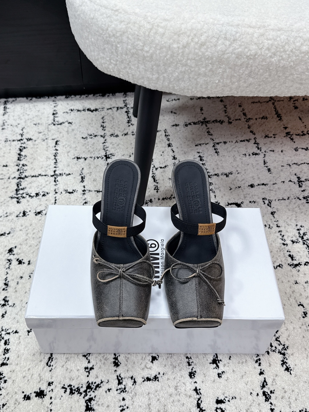NO:694230,Maison Margiela MM6 Margiela 26/ square-toe bow sandals square-toe ballet mules, the bow on the upper is super recognizable!  The hollow back Muller design + elastic band is easy to put on and take off, fits the shape of the foot, is comfortable and fashionable, and can be easily controlled for daily commuting and leisure. The skirt can be matched as you like, elegant and casual, and you can easily get a high-level sense of relaxation!  Original cowhide upper, lining: sheepskin, genuine Italian leather sole, Size: #35-40 (customized for 40), slippers, ballet shoes, masion margiela, masion margiela, slippers, skirts, cowhide, sheepskin19860909Maison Margiela MM6马吉拉 26/ 方头蝴蝶结 凉拖 方头芭蕾穆勒鞋,鞋面蝴蝶结超有辨识度！后空穆勒设计+弹力带,穿脱方便,贴合脚型,舒适又时髦,日常通勤、休闲都能轻松驾驭,裙装随心搭配,优雅又随性,轻松get高级松弛感！ 鞋面原版牛皮 内里: 羊皮 鞋底意大利真皮 Size: #35-40(40订做）,拖鞋芭蕾舞鞋,masion margiela,masion margiela,slippers,skirts,cowhide,sheepskin,Women's Shoes