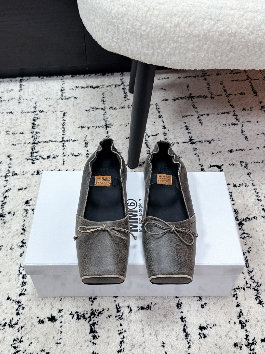 NO:694558,The top version Maison Margiela MM6 Margiela 26/ square-toe bow sandals square-toe ballet mules, the bow on the upper is super recognizable!  The hollow back Muller design + elastic band is easy to put on and take off, fits the shape of the foot, is comfortable and fashionable, and can be easily controlled for daily commuting and leisure. The skirt can be matched as you like, elegant and casual, and you can easily get a high-level sense of relaxation!  Original cowhide upper, lining: sheepskin, genuine Italian leather sole, Size: #35-40 (customized for 40), slippers, ballet shoes, masion margiela, masion margiela, slippers, skirts, cowhide, sheepskin19860909顶级版本 Maison Margiela MM6马吉拉 26/ 方头蝴蝶结 凉拖 方头芭蕾穆勒鞋,鞋面蝴蝶结超有辨识度！后空穆勒设计+弹力带,穿脱方便,贴合脚型,舒适又时髦,日常通勤、休闲都能轻松驾驭,裙装随心搭配,优雅又随性,轻松get高级松弛感！ 鞋面原版牛皮 内里: 羊皮 鞋底意大利真皮 Size: #35-40(40订做）,拖鞋芭蕾舞鞋,masion margiela,masion margiela,slippers,skirts,cowhide,sheepskin,Women's Shoes
