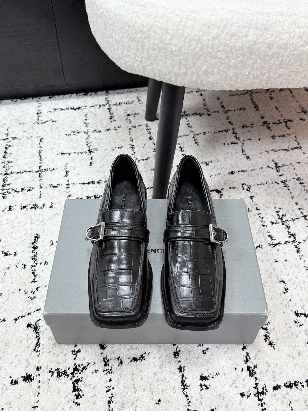 NO:695136,Balenciaga 26/ss square-toe crocodile pattern loafers and casual shoes adopt a square toe design with tough and neat lines, creating a retro and avant-garde style; they are flat-soled loafers with a stiff body shape that combines formality for commuting with daily casualness. The upper is made of crocodile pattern embossed leather, with a three-dimensional and textured texture.  The shoe body is decorated with a metal buckle design, located on the front side of the shoe, becoming a visual highlight; the combination of the buckle and leather texture enhances the sophistication and design of the shoe, while retaining the convenience of slipping on loafers. Upper cowhide leather lining sheepskin outsole Genuine leather outsole Size #35-41 (customized sizes 40 and 41 are non-returnable), loafers, balenciaga, loafers, cowhide, sheepskin, Leather soles19860909Balenciaga 26/ss方头鳄鱼纹 乐福鞋 休闲鞋 采用方正鞋头设计,线条硬朗利落,打造出复古又前卫的风格；为平底乐福鞋款式,鞋身版型挺括,兼具通勤正式感与日常休闲性.鞋面使用鳄鱼纹压花皮革,纹理立体有质感. 鞋身饰有金属扣带设计,位于鞋面前侧,成为视觉亮点；扣带与皮革纹理结合,提升了鞋子的精致度与设计感,同时保留乐福鞋一脚蹬的便捷性. 鞋面牛皮 内里羊皮 大底真皮大底 Size#35-41码（40、41码定制不退换）,乐福鞋,balenciaga,loafers,cowhide,sheepskin,Leather soles,Women's Shoes
