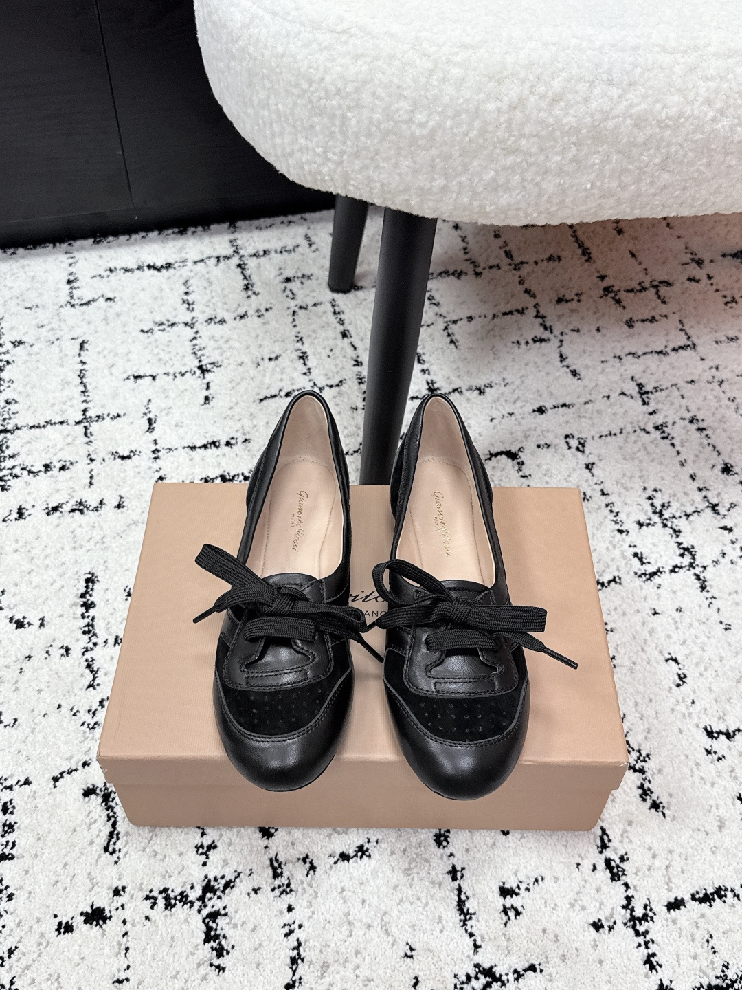 NO:695173,GIANVITO ROSSI 26/ Vault Lace-up Ballet Shoes Casual Shoes Gianvito Rossi's lace-up ballet shoes are simple, elegant and a little retro. The toe is brogue-engraved, with perfect details. The shallow mouth design shows the shape of the foot. It can be easily used for daily commuting or leisure. The flat bottom is super comfortable, and you will not be tired after walking for a long time. It is versatile and easy to match. It can be matched with skirts and trousers, and it is easy to switch between multiple styles!  Upper: Sheepskin Lining: Sheepskin Sole: Rubber outsole Suze: #35-42 (customized at 40.41.42), single shoes, skirts, sheepskin19860909GIANVITO ROSSI 26/ Vault 系带 芭蕾鞋 休闲单鞋 Gianvito Rossi这款系带芭蕾舞鞋,简约优雅又带点复古感.鞋头布洛克雕花,细节满分,浅口设计超显脚型,日常通勤或休闲都能轻松驾驭. 平底超舒适,长时间走路也不累,百搭不挑人,裙装裤装都能搭,轻松切换多种风格！ 鞋面: 羊皮 内里: 羊皮 鞋底: 橡胶大底 Suze: #35-42 (40.41.42订做）,单鞋,skirts,sheepskin,Women's Shoes