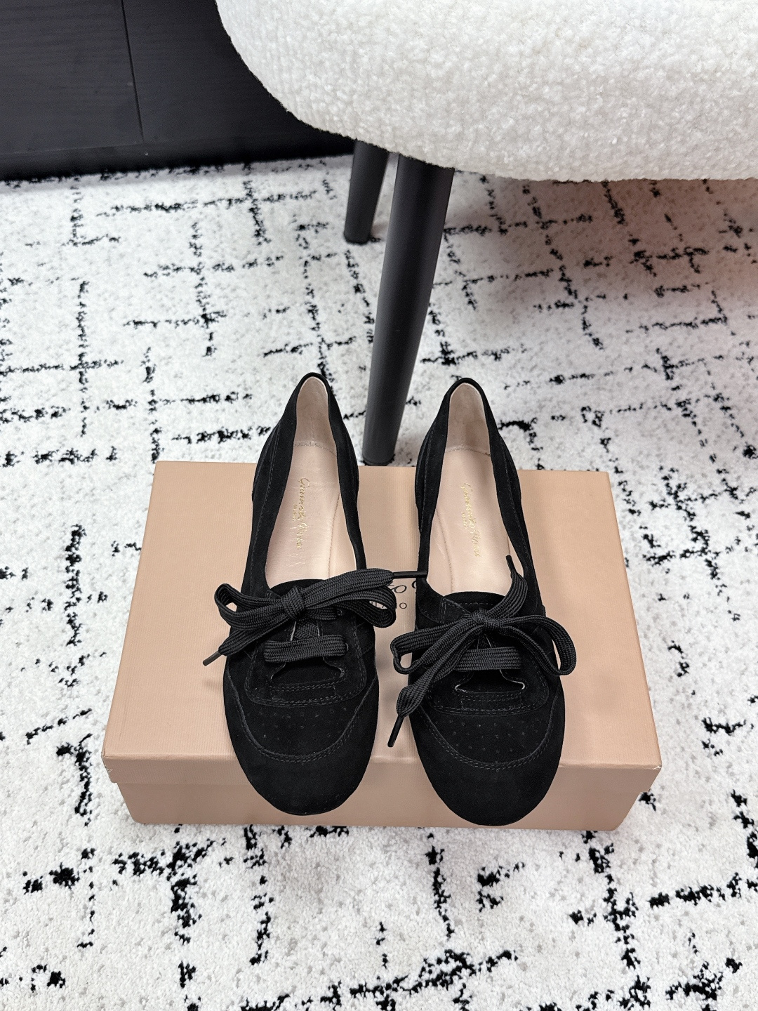 NO:695178,GIANVITO ROSSI 26/ Vault Lace-up Ballet Shoes Casual Shoes Gianvito Rossi's lace-up ballet shoes are simple, elegant and a little retro. The toe is brogue-engraved, with perfect details. The shallow mouth design shows the shape of the foot. It can be easily used for daily commuting or leisure. The flat bottom is super comfortable, and you will not be tired after walking for a long time. It is versatile and easy to match. It can be matched with skirts and trousers, and it is easy to switch between multiple styles!  Upper: Yangjing Inner: Sheepskin Sole: Rubber outsole Suze: #35-42 (customized at 40.41.42), single shoes, skirts, sheepskin, sheep19860909GIANVITO ROSSI 26/ Vault 系带 芭蕾鞋 休闲单鞋 Gianvito Rossi这款系带芭蕾舞鞋,简约优雅又带点复古感.鞋头布洛克雕花,细节满分,浅口设计超显脚型,日常通勤或休闲都能轻松驾驭. 平底超舒适,长时间走路也不累,百搭不挑人,裙装裤装都能搭,轻松切换多种风格！ 鞋面: 羊京 内里: 羊皮 鞋底: 橡胶大底 Suze: #35-42 (40.41.42订做）,单鞋,skirts,sheepskin,sheep,Women's Shoes