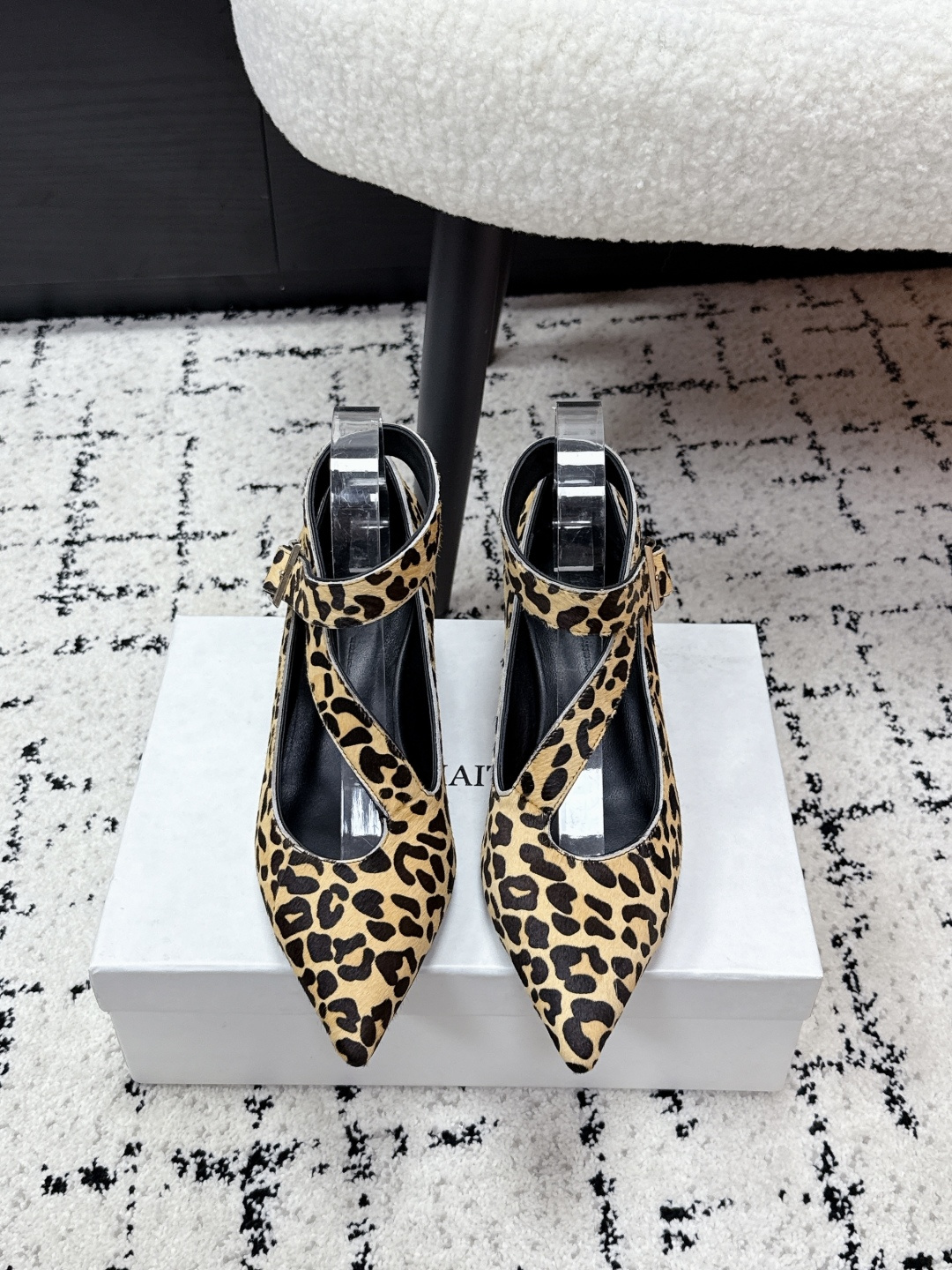 NO:695145,Khaite 26/ ss pointed toe low heels with metal buckles adopt a pointed toe shape to visually lengthen the leg line, giving both a sense of sophistication and aura; paired with a Mary Jane strap + metal buckle design, it is retro and can fix the feet and improve wearing stability;  The shoe shape is shallow and low-heeled, which combines beauty and comfort for daily wear. The upper is made of horse hair, which is soft to the touch and has a natural texture. The horse hair of the leopard print model also highlights the wild details; the metal buckle accessories are exquisitely made, enhancing the overall texture and high-end sense. Horse hair upper, sheepskin lining, Italian leather outsole, heel height 5cm Size#35-41 (customized at 40.41), high-heeled sandals, sandals, mary  jane,high heels,sheepskin,leather soles19860909Khaite 26/ ss 尖头 一字带金属扣低跟 高跟鞋 采用尖头造型,视觉上拉长腿部线条,兼具精致感与气场；搭配玛丽珍一字带+金属扣设计,复古又能固定脚部,提升穿着稳定性； 鞋型为浅口低跟款,兼顾美观与日常穿着的舒适度.鞋面使用马毛材质,触感柔软且带有自然的纹理质感,豹纹款的马毛还凸显了野性细节；金属扣配件做工精致,提升了整体的质感与高级感. 鞋面马毛 内里羊皮 大底意大利真皮大底 跟高5cm Size#35-41（40.41订做）,高跟鞋凉鞋,sandals,mary jane,high heels,sheepskin,Leather soles,Women's Shoes