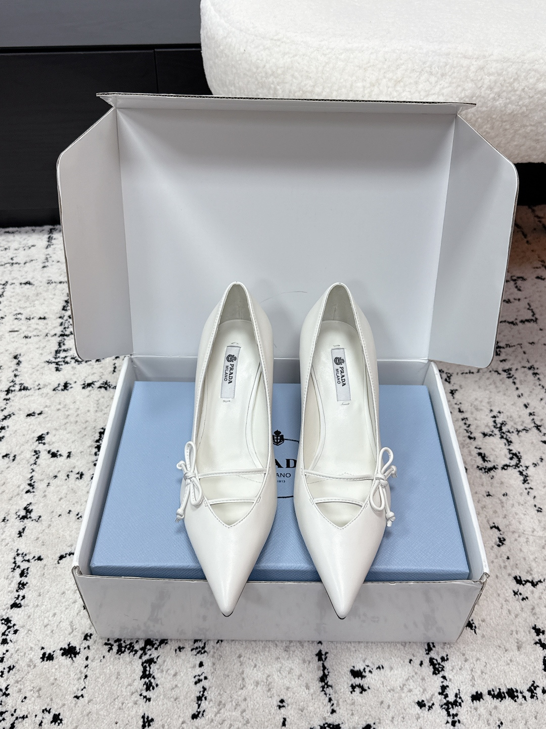 NO:721413,# Purchasing Level Prada Prada 26/ The latest catwalk style pointed toe bow high heels, buckled side hollow stiletto heels, retro old money style kitten heels, single shoes, the minimalist beauty that has been missing for a long time in the fashion industry, fashionable and exquisite, and a high-end feel for daily wear.  Strong lines and bold details transform the high-heeled shoes that symbolize femininity into a unique and non-traditional design. The pointed-toe silhouette is made of cow leather, with obvious stitching and intentionally unfinished raw cutting edges. The exquisite stiletto heels perfectly present the multi-faceted style of this shoe. Made of high-quality leather material, the texture is high-end, showing a retro and modern texture, and the craftsmanship is fine, reflecting the brand's high-end quality. The stiletto heel design enhances the wearer's aura while maintaining good stability, suitable for daily commuting or special occasions.  Upper cow patent leather/calf leather, lining sheepskin, heel height 5.5/7.5cm, Italian genuine leather outsole Size#35-41 (40.41 custom-made, non-refundable), high-heeled shoes, prada, prada, high heels, cowhide, sheepskin, Leather soles19860909#代购级 Prada 普拉达 26/ 最新走秀款尖头蝴蝶结高跟鞋 搭扣侧空细跟单鞋 复古老钱风小猫跟 单鞋 时尚界久违的极简之美 时髦又精致 日常穿出高级感 强烈的线条和大胆的细节将象征女性魅力的高跟鞋转变为独特而非传统的设计.尖头廓形采用牛皮革,具有明显的缝线和故意未完成的原始切割边缘.精致的细高跟完美呈现出此款鞋履的多面风格. 选用优质皮革材质,质感高级,呈现出复古又摩登的质感,工艺精细,体现品牌高端品质.细高跟设计,提升穿着者气场,同时保持了较好的稳定性,适合日常通勤或特殊场合穿着. 鞋面牛漆皮/小牛皮 内里羊皮 跟高5.5/7.5cm 鞋底意大利真皮大底 Size#35-41（40.41定做不退换）,高跟鞋单鞋,prada,prada,high heels,cowhide,sheepskin,Leather soles,Women's Shoes