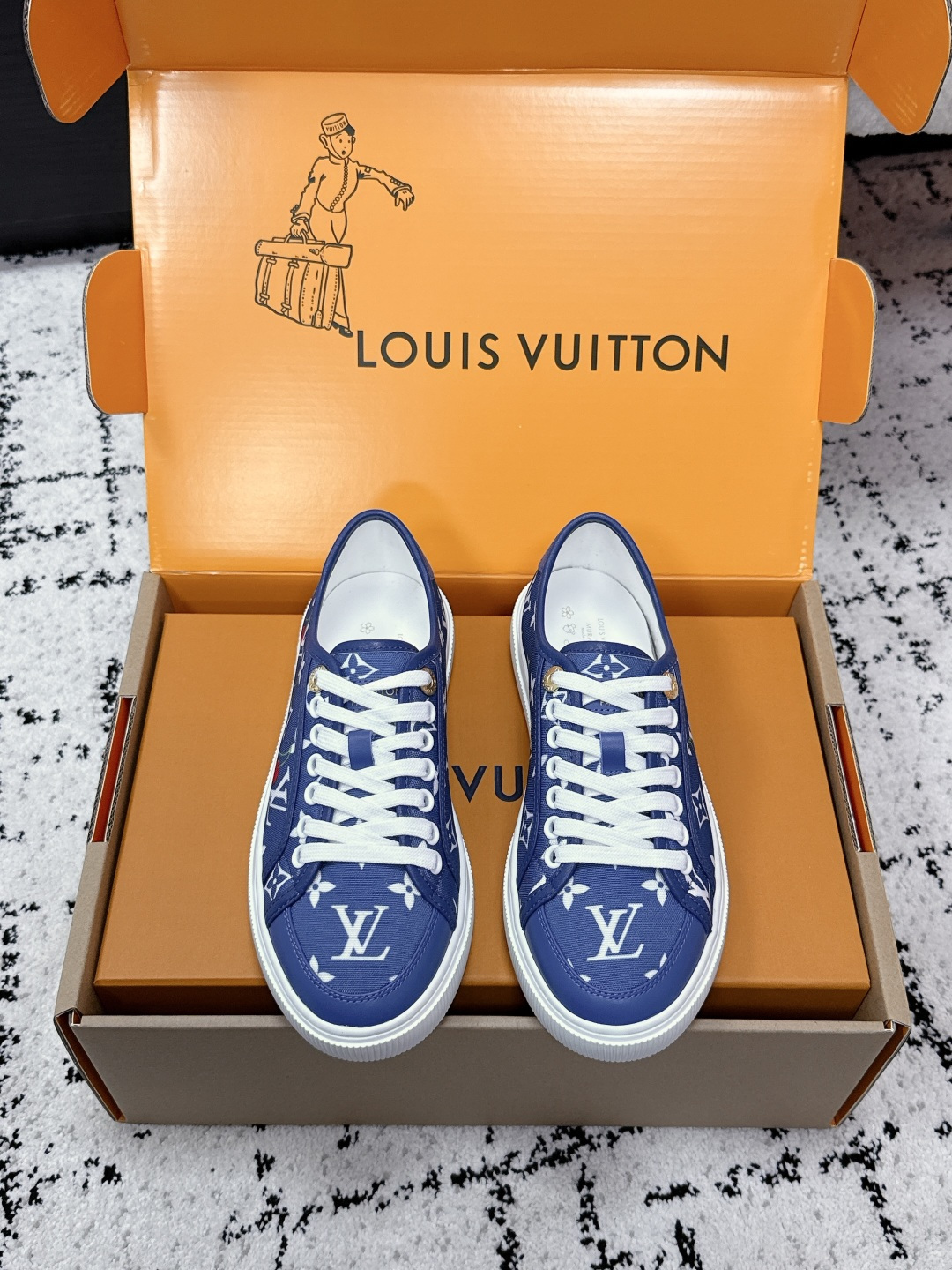NO:706680,# Top Version LV Louis Vuitton L Home Donkey Brand 25/ Latest Lagoon Series Thick-soled Denim Denim Embossed Embroidery Casual Sports Shoes Original Purchased, Developed and Made This Lagoon sneaker is made from Monogram denim, which injects a retro flavor into the classic design. The leather trimmings pop out with the Louis Vuitton logo, and the inscribed eyelets, trimmings and laces highlight the exquisite details, and the rubber outsole embellished with Monogram flowers completes the whole.  Fabric imported custom first-layer cowhide/denim embroidery Original imported cowhide lining Sole original molded non-slip TPU material Size: #35-41 (40.41 custom-made, non-refundable), casual shoes/sports shoes, louis vuitton, louis vuitton, louis vuitton, louis vuitton, sneakers, cowhide19860909#顶级版本 LV路易威登L家 驴牌 25/ 最新Lagoon系列 厚底丹宁牛仔布 压花 刺绣 休闲运动鞋 原版购入开发 做货 这款Lagoon 运动鞋取材 Monogram 丹宁布,为经典设计注入复古气息.皮革饰边跃现路易威登标识,铭纹孔眼、镶边和鞋带彰显考究细节,点缀 Monogram 花卉的橡胶外底完善整体. 面料进口定制头层牛皮/丹宁布刺绣 内里原版进口牛皮里 鞋底原版开模防滑TPU材质 Size:#35-41（40.41定做不退换）,休闲鞋/运动鞋,louis vuitton,louis vuitton,louis vuitton,louis vuitton,sneakers,cowhide,Women's Shoes