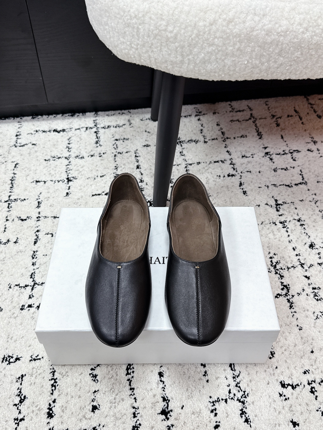 NO:711122,Khaite 26/ ss new early spring shallow flat shoes and casual shoes. Minimalist solid color design, suitable for many scenes, in line with the brand's core of 'daily wearability'. Made of horse hair luxury material, the horse hair style has a natural texture and unique touch. The shoes have a simple neutral silhouette, paired with horse hair, leather and other soft materials, reflecting the brand's design tone of 'coexistence of strength and softness'.  The daily attributes of flat shoes are combined with rare materials and sophisticated craftsmanship to create a 'quiet luxury' item that not only meets the practical needs of commuting and leisure, but also has the texture of high-end fashion. It adopts a rounded oval toe design, which is different from the sharp pointed toe. It combines comfort and retro elegance, and is the embodiment of the brand's iconic 'soft architectural feel'. Horsehair upper, sheepskin lining, outsole, Italian leather outsole  size#35-41 (customized sizes 40 and 41 are non-refundable), single shoes, flats, sheepskin, Leather soles19860909Khaite 26/ ss早春新品浅口平底单鞋 休闲鞋 极简纯色设计,适配多场景穿搭,符合品牌「日常实穿性」核心.采用马毛奢级材质,马毛款纹理自然且触感独特,鞋款简约的中性廓形,搭配马毛、皮革等柔润材质,体现品牌「力量与柔软并存」的设计基调. 平底鞋的日常属性,结合稀有材质与精工工艺,打造「静奢风」单品,既满足通勤、休闲的实用需求,又具备高端时装的质感.采用圆润鹅蛋头设计,区别于尖锐尖头,兼顾舒适度与复古优雅感,是品牌标志性的「柔和建筑感」体现. 鞋面马毛 内里羊皮 大底意大利真皮大底 size#35-41码（40、41码定制不退换）,单鞋,flats,sheepskin,Leather soles,Women's Shoes