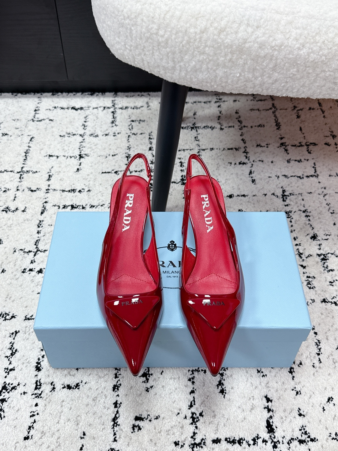 NO:723948,Prada 26/ss classic triangular pointed toe small high-heeled sandals use a combination of sharp pointed toes and geometric triangles. The triangular splicing at the toe is a brand-recognizable design, which elongates the leg lines and strengthens the sense of pioneering. The heel is a stiletto heel style, which enhances elegance while maintaining the neatness of the shoe shape.  The shoe body adopts a simple and unadorned design, only the brand's iconic triangle element is retained at the toe, and the PRADA logo is engraved on the inside of the shoe. The shoemaking process ensures the comfort and stiffness of the fit. The upper is made of beaded cowhide/patent leather, the lining is sheepskin, and the outsole is genuine leather. It is increased by 6cm. Size #35-41 (customized sizes 40 and 41 are not returnable). High-heeled sandals, prada, prada, sandals, high  heels,cowhide,sheepskin,Leather soles19860909Prada 普拉达 26/ ss 经典款三角标尖头小高跟 凉鞋 采用锐利尖头+几何三角标的组合,鞋头处的三角拼接是品牌辨识度设计,拉长腿部线条的同时强化了先锋感；鞋跟为细高跟款式,提升优雅气质的同时保持了鞋型的利落感. 鞋身采用简约的无装饰设计,仅在鞋头处保留品牌标志性三角元素,鞋内印刻PRADA标识,制鞋工艺保障了贴合脚型的舒适度与版型挺括度. 鞋面开标珠牛皮/漆皮 内里羊皮 大底真皮大底 增高6cm size#35-41码（40、41码定制不退换）,高跟鞋凉鞋,prada,prada,sandals,high heels,cowhide,sheepskin,Leather soles,Women's Shoes