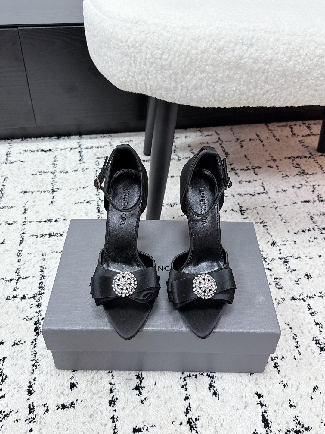 NO:706700,Balenciaga Balenciaga 26/ss Early Spring Avenue Palazzo Satin Bow Rhinestone High Heels Strap Sandals Balenciaga Black satin high heels, the upper is full of gloss, bow + rhinestone embellishment, exquisite and luxurious!  The stiletto heel is about 8-11cm, elongating the leg line, and the ankle strap design is more stable and flatters the shape of the foot. Whether paired with a skirt or jeans, it can easily create an elegant temperament. It is very suitable for dates, dinners, and formal occasions, and will keep you coming back!  Fabric: Customized satin Lining: Sheepskin Sole: Genuine leather outsole Heel height: 11cm Size: #35-40 (customized in 40), high-heeled sandals, balenciaga, balenciaga, balenciaga, sandals, high heels, skirts, jeans, sheepskin, silk fabric, Leather soles19860909Balenciaga巴黎世家 26/ ss 早春 Avenue Palazzo 缎面 蝴蝶结 水钻高跟 一字带 凉鞋 巴黎家 黑色缎面高跟鞋,鞋面光泽感满满,蝴蝶结+水钻点缀,精致又奢华！细高跟约8-11cm,拉长腿部线条,脚踝绑带设计更稳更修饰脚型心.无论搭配裙装还是牛仔裤,都能轻松打造优雅气质,约会、晚宴、正式场合都超适合,回头率爆表！ 面料: 定制绸缎 内里: 羊皮 鞋底: 真皮大底 跟高: 11cm Size: #35-40 (40订做）,高跟鞋凉鞋,balenciaga,balenciaga,balenciaga,sandals,high heels,skirts,jeans,sheepskin,silk fabric,Leather soles,Women's Shoes
