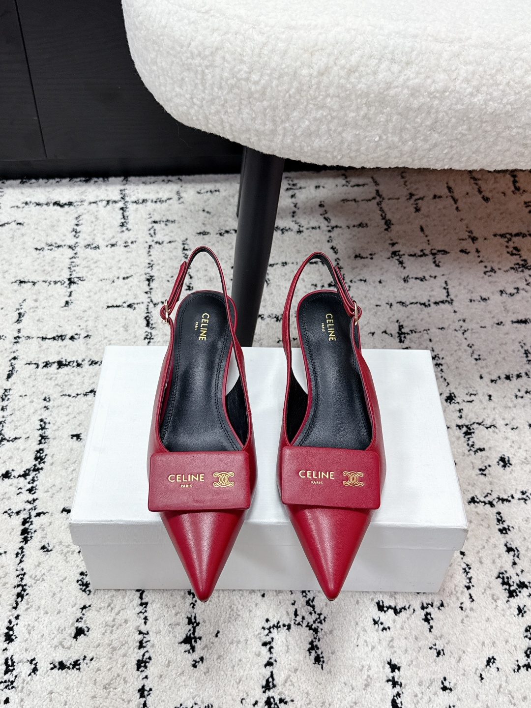 NO:706715,CELINE 26/ss early spring iconic label slingback buckle stiletto high heels CELINE lambskin kitten heels, black pointed toe + empty back strap design, French elegance and ability. The metal nameplate on the upper is super recognizable, and the details are perfect!  The kitten heel is about 3-5cm, elongates the legs and is very comfortable, and can be easily controlled when commuting or dating. The lambskin material is soft and delicate, but be careful to waterproof it~ Pair it with a suit or skirt, you can easily choose the urban elite or French atmosphere. Fabric: Customized lambskin Lining: Sheepskin Sole: Genuine leather outsole Heel height: 3.5cm Size:  #35-41 (customized at 40.41), high heels and sandals, celine, celine, sandals, high heels, skirts, business suit, sheepskin, Leather soles19860909CELINE赛琳 26/ss 早春 标志性标签 露跟搭扣 细跟 高跟鞋 CELINE小羊皮小猫跟鞋,黑色尖头+后空绑带设计,法式优雅又干练.鞋面金属铭牌超有辨识度,细节满分！小猫跟约3-5cm,拉长腿型还很舒适,通勤约会都能轻松驾驭心.小羊皮材质柔软细腻,但要注意防水哦～搭配西装或裙装,都市精英or法式氛围感轻松拿捏 面料: 定制小羊皮 内里: 羊皮 鞋底: 真皮大底 跟高: 3.5cm Size: #35-41（40.41订做）,高跟鞋凉鞋,celine,celine,sandals,high heels,skirts,business suit,sheepskin,Leather soles,Women's Shoes