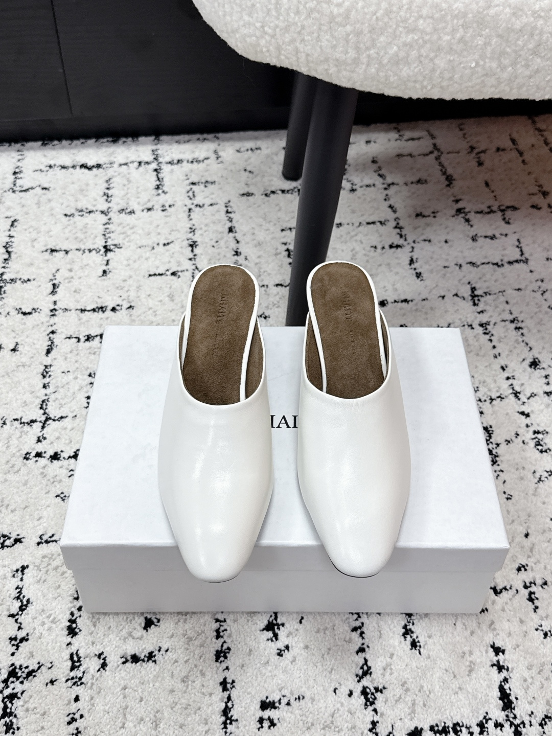 NO:706706,Khaite 26/ ss new early spring pointed-toe Muller half-slipper high heels adopt slightly square-point Muller half-slipper shape. The toe line is neat and slightly rounded. It can modify the proportion of the foot without picking the foot shape. The heelless design makes it easy to put on and take off. The low-heeled structure takes into account elegance and comfort for daily walking.  The basic black and white models are made of matte and fine leather material, which is soft to the touch and has a high-end texture; the leopard print model is made of horse hair, with a natural and three-dimensional texture, adding wild details; the shoe body has no unnecessary decoration, and is only outlined with a simple hemming process, highlighting the brand's low-key luxury. Upper cowhide/horse hair lining Sheepskin Outsole Italian leather outsole 5cm higher  Size#35-41 (40.41 customization is not returnable), half-slip high heels, high heels, slippers, cowhide, sheepskin, Leather soles19860909Khaite 26/ ss 早春新款尖头 穆勒半拖 高跟鞋 采用微方尖的穆勒半拖鞋型,鞋头线条利落且略带圆润弧度,不挑脚型还能修饰脚部比例；无后跟的穿脱设计便捷性拉满,低跟的结构兼顾了优雅感与日常行走的舒适度. 基础黑、白款选用哑光细腻的真皮材质,触感软糯且质感高级；豹纹款采用马毛材质,纹理自然立体,增添野性细节；鞋身无多余装饰,仅以简洁的包边工艺勾勒轮廓,凸显品牌低调的奢华感. 鞋面牛皮/马毛 内里羊皮 大底意大利真皮大底 增高5cm Size#35-41码（40.41定制不退换）,半拖高跟鞋,high heels,slippers,cowhide,sheepskin,Leather soles,Women's Shoes