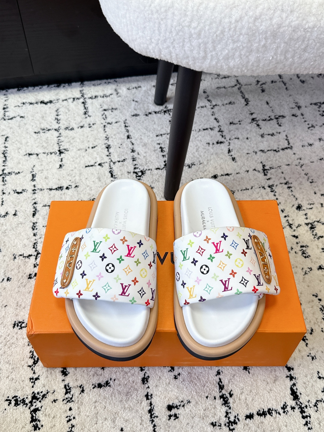 NO:706688,LOUIS VUITTON 26/ Spring/Summer Pool Pillow Comfort classic denim denim, comfortable and lightweight slippers Pool Pillow series denim denim slippers, classic Monogram presbyopia + blue denim, retro and fashionable!  The thick-soled design and non-slip rubber sole are comfortable to wear and are perfect for daily outings or vacations. The Velcro straps are adjustable and suitable for various foot types. The upper modifies the foot shape and goes well with simple or casual styles ~ a must-have for summer, both fashionable and practical!  Fabric: Denim denim Lining: Sheepskin Sole: PU edged rubber non-slip sole Size: #35-41 (customized at 40.41), slippers, louis vuitton, slippers, sheepskin19860909LOUIS VUITTON 26/ 春夏 Pool Pillow Comfort 经典 丹宁牛仔布 舒适轻便 一字拖鞋 Pool Pillow系列丹宁牛仔拖鞋,经典Monogram老花+蓝色牛仔布,复古又时髦！厚底设计,防滑橡胶鞋底,穿着舒适,日常出街或度假都超合适.魔术贴可调节,适合各种脚型,鞋面修饰脚型,搭配简约或休闲风都很出彩～夏季必备,时尚实用两不误！ 面料: 丹宁牛仔布 内里: 羊皮 鞋底: pu包边橡胶防滑底 Size: #35-41（40.41订做）,拖鞋,louis vuitton,slippers,sheepskin,Women's Shoes