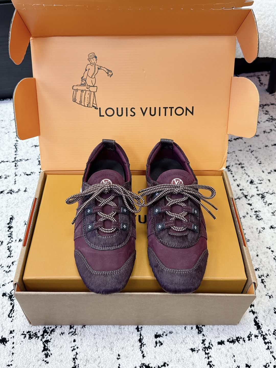 NO:706710,# Top Version LV Louis Vuitton L Family Donkey Brand 25/ Latest Sneakerina Series Couple Model Ballet Sneakers Moral Training Shoes Casual Flat Shoes Sneakers Original purchase, development and production This LV Sneakerina ballet style sneakers are made of silky suede cow leather to create smooth lines, with the light structure of ballet shoes and the comfortable texture of sneakers. The LV logo on the side and the Monogram canvas back strap are rich in details, Sacchetto  Craftsmanship and TPU outsole upgrade for a soft wearing experience. Exquisite packaging at the delivery counter. Fabric: Original custom imported first-layer cowhide. Original custom breathable mesh lining. Original molded injection molded TPU material for sole. Sole thickness 1.5CM. Size: #women's 35-42 (40.41.42 custom-made and non-returnable), casual shoes/sports shoes, louis vuitton, louis vuitton, louis vuitton, louis  vuitton,flats,sneakers,cowhide19860909#顶级版本 LV路易威登 L家 驴牌 25/ 最新Sneakerina系列 情侣款 芭蕾运动鞋 德训鞋 休闲 平底鞋 球鞋 原版购入开发 做货 这款LV Sneakerina 芭蕾风运动鞋以丝滑绒面牛皮革塑造流畅线条,兼具芭蕾舞鞋的轻盈构型和运动鞋的舒适质感.侧面 LV 标识和 Monogram 帆布后袢带丰富细节,Sacchetto 工艺和 TPU 外底升级轻柔穿着体验 配送专柜精美包装 面料:原版定制进口头层牛皮 内里原版定制透气网里 鞋底原版开模注塑TPU材质 底厚1.5CM Size:#女款35-42(40.41.42定做不退换）,休闲鞋/运动鞋,louis vuitton,louis vuitton,louis vuitton,louis vuitton,flats,sneakers,cowhide,Women's Shoes