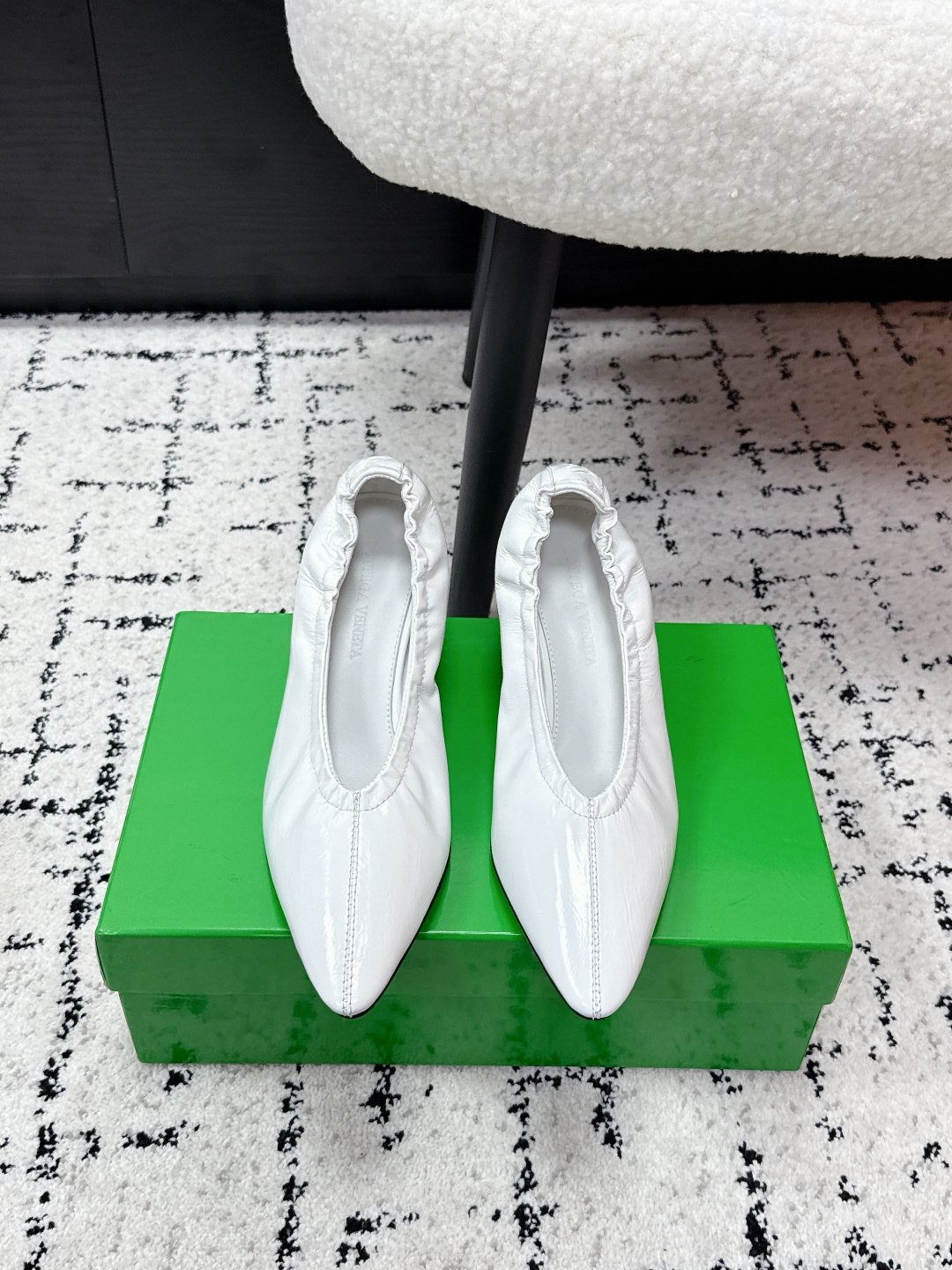 NO:706698,BV 26/ Women's Sofia leather ballet shoes, small round toe, a must-have for commuting. BV's early autumn series are so beautiful. Elegant materials are used in shoes that are intellectually elegant and capable. The full high-end design is beautiful~~ The fabric is made of original butter leather, and the shaping technology pursues the perfection of internal craftsmanship. The heels and feet are made of lambskin. It is never sloppy. The original outsole craftsmanship is a classic of the brand. The new season uses Italian genuine leather outsole with clear dyeing technology.  With rubber square craftsmanship, comfortable and high-end flat-soled design makes travel more comfortable and confident. Size: #35-42 (customized at 40.41.42), high-heeled sandals, bottega veneta, sandals, high heels, sheepskin, Leather soles19860909BV 26/ 女士 Sofia 皮革芭蕾舞鞋 小圆头 通勤必备 BV早秋系列 都好美啊 优雅材质运用在鞋履上知性优雅干练 满满的高级感设计美美哒～～ 面料选用原版一致牛油皮 以及定型科技追求内部工艺完美 鞋跟 垫脚选用小羊皮 绝不马虎 原版 大底工艺 品牌经典之作 新季选用意大利真皮大底 配合清染技术 搭配橡胶方块工艺 舒适高端 平底 设计 让出行更舒适 自信 Size: #35-42 (40.41.42订做）,高跟鞋凉鞋,bottega veneta,sandals,high heels,sheepskin,Leather soles,Women's Shoes