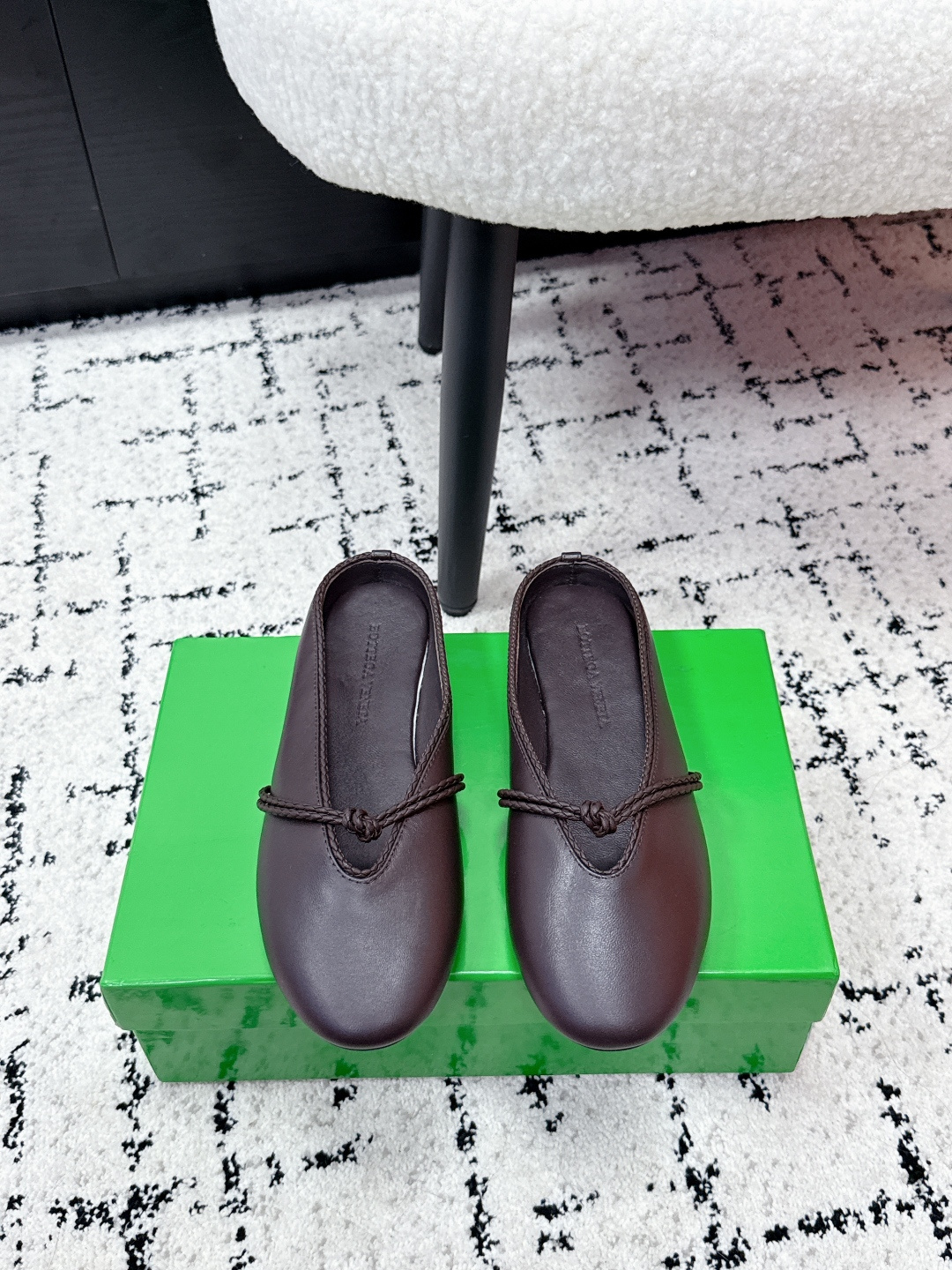 NO:706701,BV 26/ Rosa knotted Mary Jane slippers, ballet slippers, lambskin, round leather lace, inlaid collar, single shoe series, flat design, soft and comfortable, built-in feet, cloud-like comfort, hand-woven lace, inlaid collar, super soft and comfortable, this classic style is simply BV’s latest ceiling, colorful and versatile, millimeter strips, inlaid collar, hand-woven, high-end and comfortable. The fabric is made of high-quality lambskin, hand-woven, and the padding sheepskin lining is comfortable and high-end.  The outsole is made of Italian genuine leather outsole & injection molded rubber process, light dyeing process is used, standard version is used, original packaging is used, the shoe bag is printed with rubber logo process, the most high-end in the market, hot melt glue is used to shape the toe and heel, easy to rebound and not deformed. Italian computer sewing machine is used for the upper stitching, fine workmanship, original packaging is used, and customers are treated sincerely. Size: #35-42 (customized at 40.41.42), half drag, Bottega Veneta, Mary  jane,slippers,sheepskin,leather soles19860909BV 26/ Rosa结绳玛丽珍拖鞋 芭蕾舞鞋 小羊皮 圆皮花边 镶嵌鞋口 单鞋系列 平底设计 柔软舒适 内置垫脚 云朵般舒适 手工编织花边 镶嵌鞋口 超级柔软舒适 这款经典款 简直bv最新天花板啦 彩色百搭 毫米抽条 鞋口镶嵌 手工编织而成 高档舒适 面料选用优质小羊皮 手工编织而成 垫脚羊皮内里舒适高端 大底选用意大利真皮大底&注塑橡胶工艺 运用轻染工艺 对标对版 选用原版包装 鞋子布袋采用印胶logo工艺 市场最高端 采用热熔胶定型鞋头 后跟 易回弹不变形 鞋面车线选用意大利电脑针车 做工精细 选用原版包装 真心对待客人 Size: #35-42(40.41.42订做）,半拖,bottega veneta,mary jane,slippers,sheepskin,Leather soles,Women's Shoes