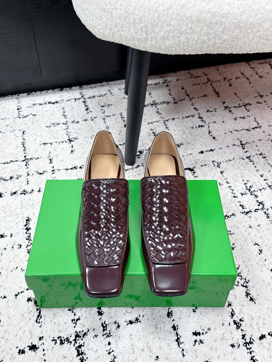 NO:706704,BV 26/ Early spring Medium heel square toe Small leather shoes Family elements Square heel Open edge vermilion series Loafers Medium heel design High-end Built-in feet Individual square toe This classic style is simply bv’s latest ceiling Colorful and versatile Handmade High-end and comfortable The fabric is made of open edge vermilion series The inner lining of the feet is made of Bengal water-dyed cowhide leather lining Comfortable and high-end The outsole is made of Italian genuine leather Use light dyeing technology to match the standard version Use the original packaging  The shoe bag uses glue printing logo technology, which is the most high-end in the market. Hot melt glue is used to shape the toe and heel. It is easy to rebound and does not deform. The upper stitching is made by an Italian computer needle machine. The workmanship is fine. The original packaging is selected. Treat customers sincerely. Size: #35-42 (customized at 40.41.42), loafers, bottega veneta, loafers, cowhide, Leather soles19860909BV 26/ 早春 中跟方头 小皮鞋 家族元素 方形跟 开边朱系列 乐福鞋 中跟设计 高端 内置垫脚 个性方头 这款经典款 简直bv最新天花板 彩色百搭 手工而成 高档舒适 面料选用开边朱系列 垫脚内里 选用孟加拉水染牛皮内里 舒适高端 大底选用意大利真皮大底 运用轻染工艺 对标对版 选用原版包装 鞋子布袋采用印胶logo工艺 市场最高端 采用热熔胶定型鞋头 后跟 易回弹不变形 鞋面车线选用意大利电脑针车 做工精细 选用原版包装 真心对待客人 Size: #35-42 (40.41.42订做),乐福鞋,bottega veneta,loafers,cowhide,Leather soles,Women's Shoes